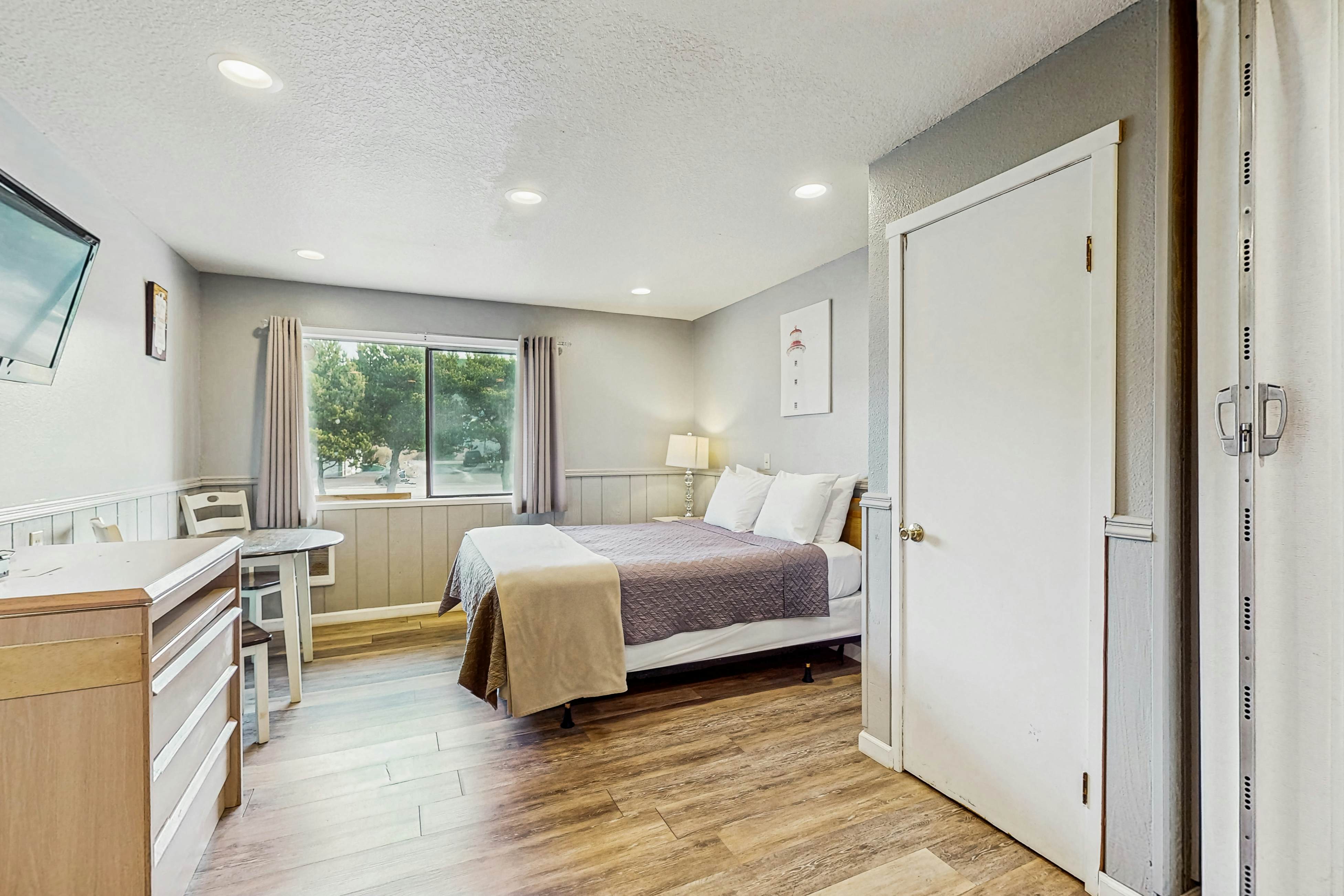 Charming Dog-Friendly Room w/ Kitchenette Near the Beach & Downtown