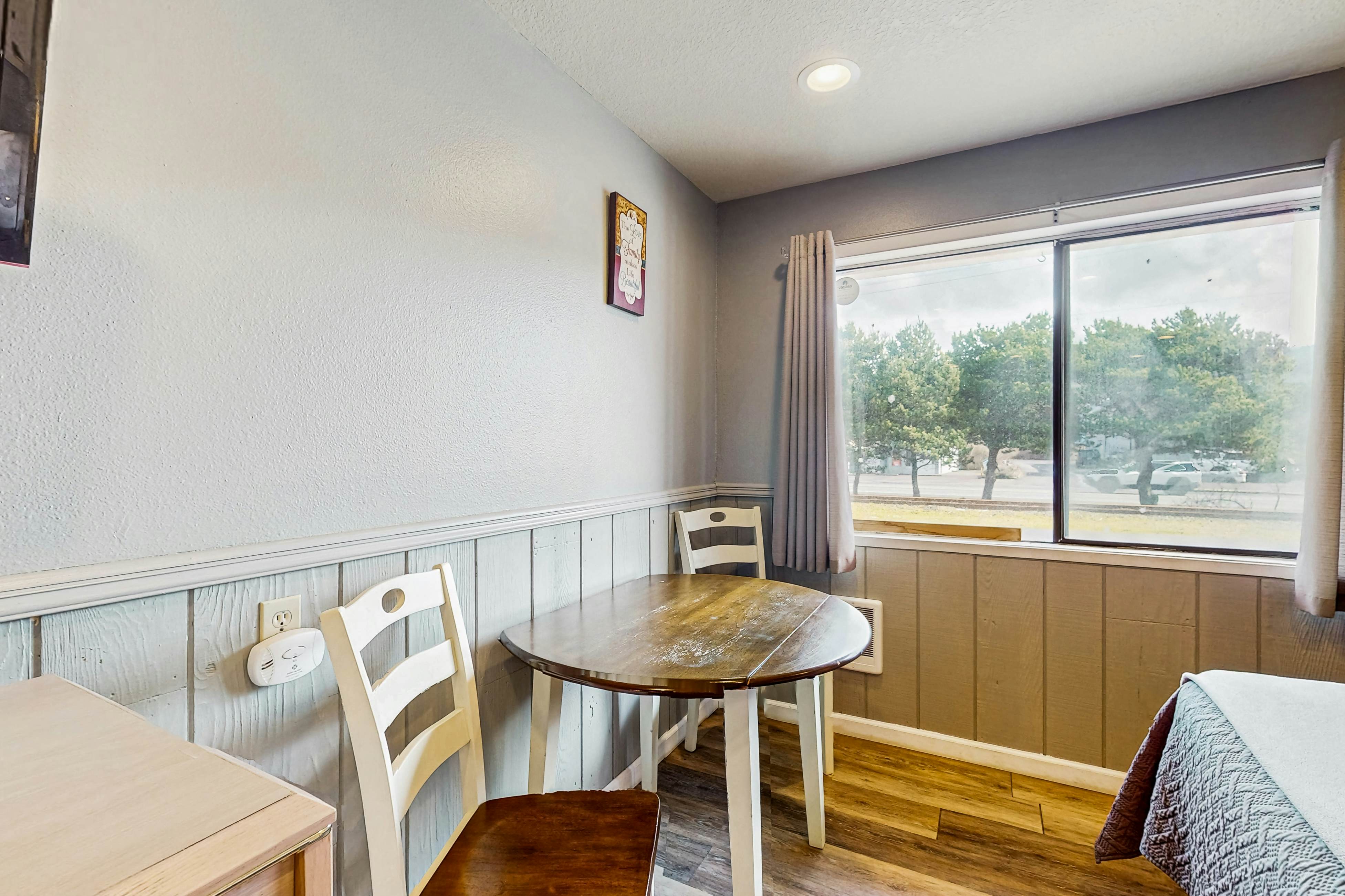 Charming Dog-Friendly Room w/ Kitchenette Near the Beach & Downtown