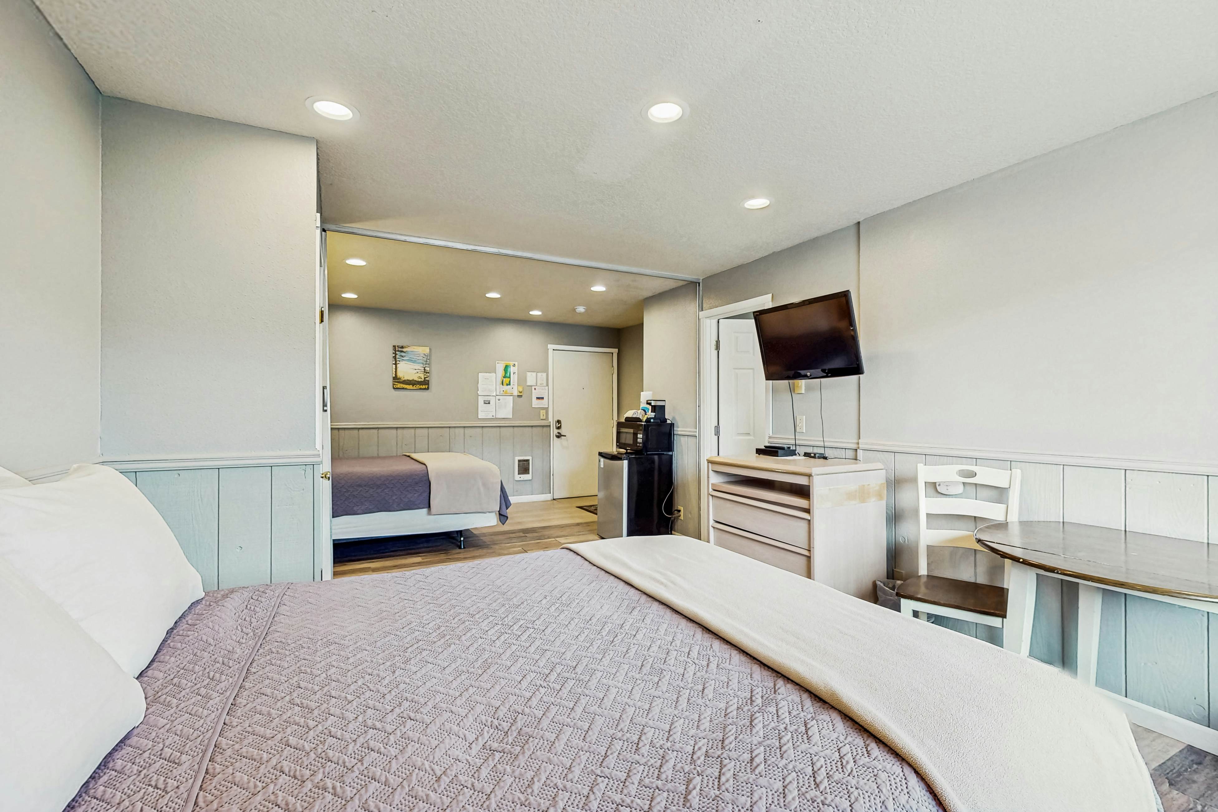 Charming Dog-Friendly Room w/ Kitchenette Near the Beach & Downtown