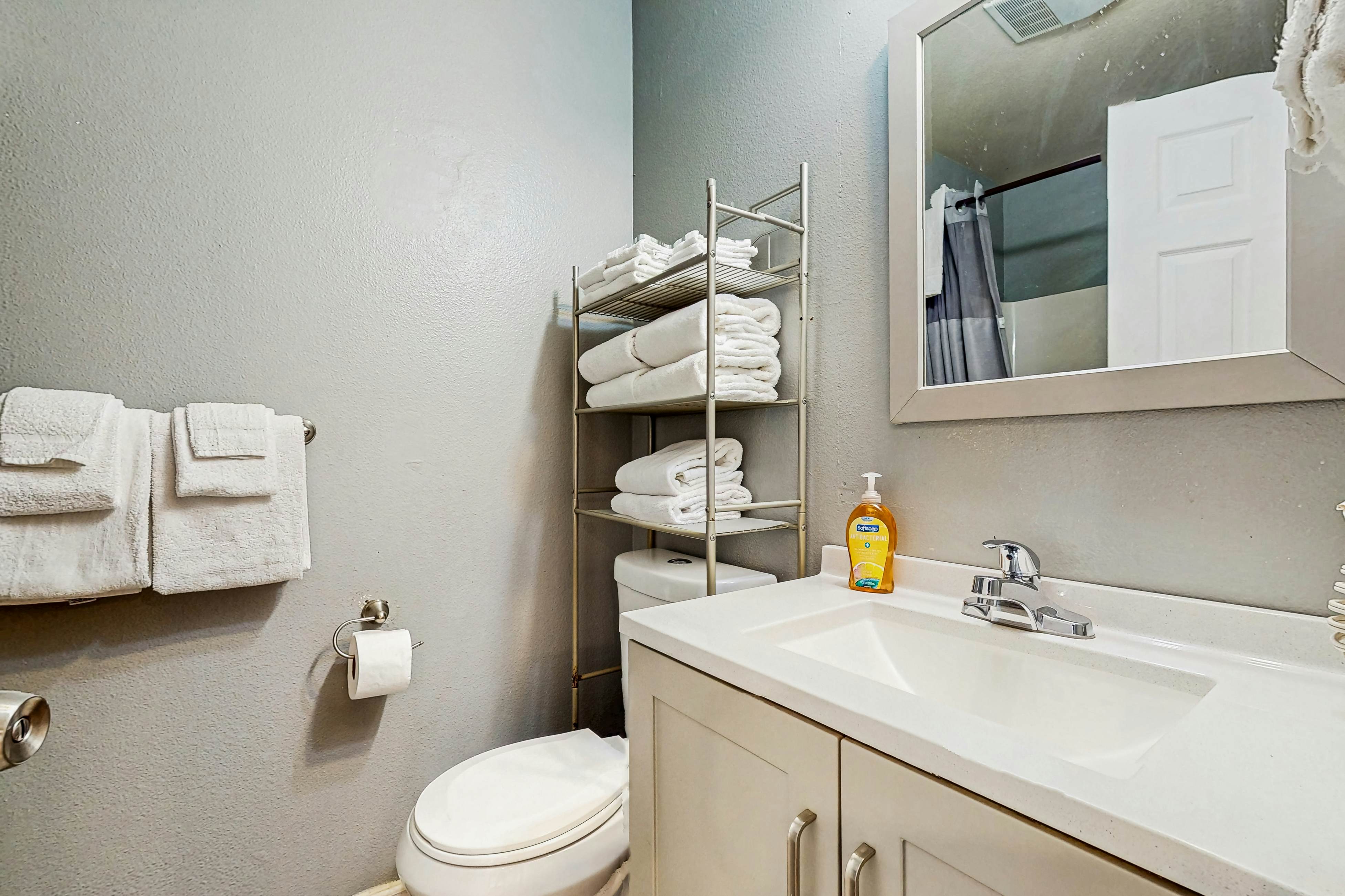 Charming Dog-Friendly Room w/ Kitchenette Near the Beach & Downtown