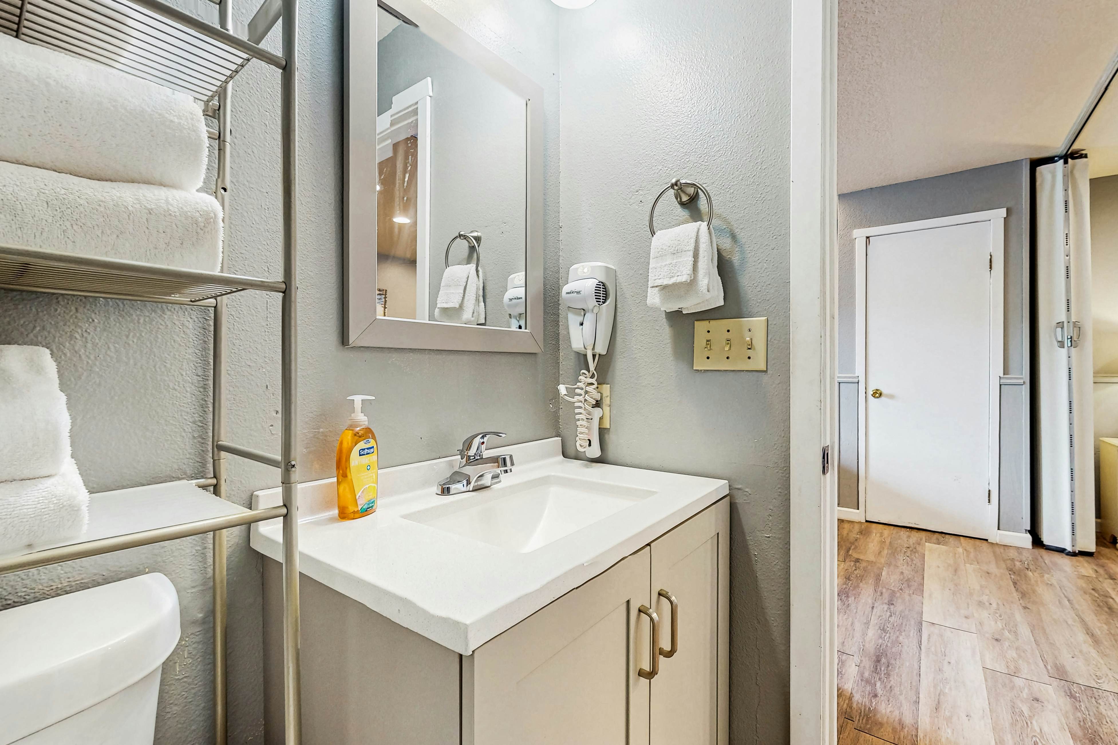 Charming Dog-Friendly Room w/ Kitchenette Near the Beach & Downtown