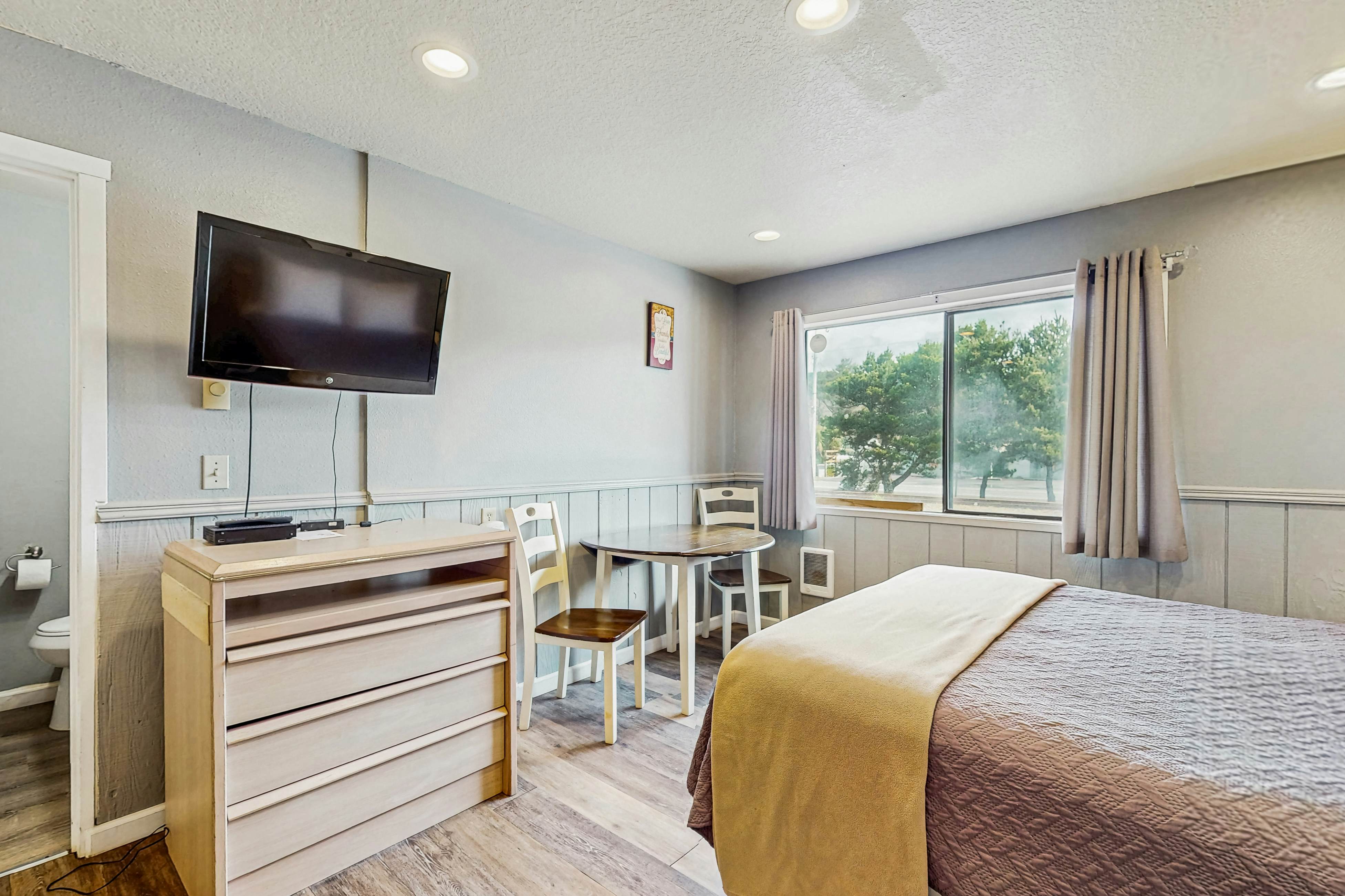 Charming Dog-Friendly Room w/ Kitchenette Near the Beach & Downtown