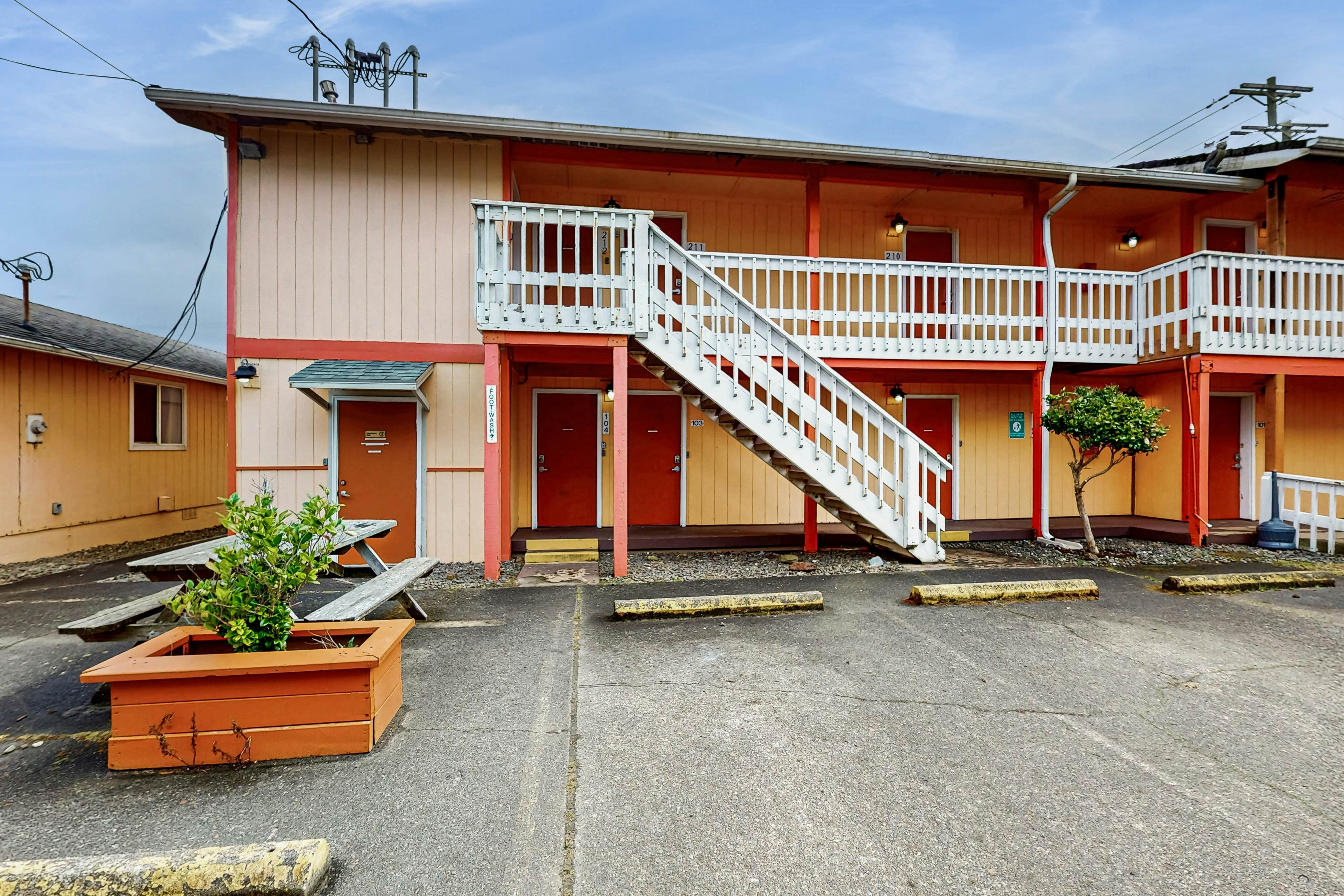 Charming Dog-Friendly Room w/ Kitchenette Near the Beach & Downtown