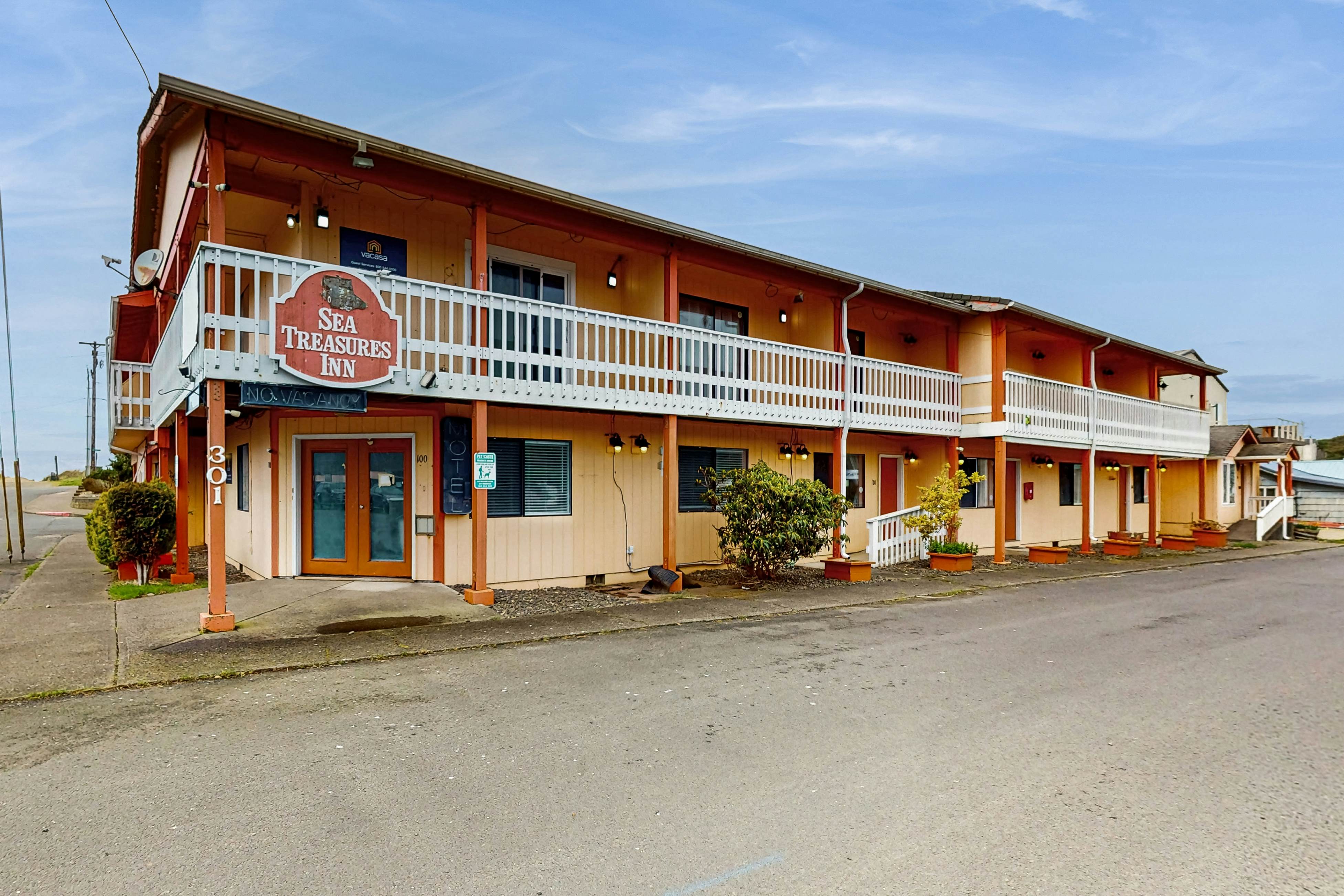 Charming Dog-Friendly Room w/ Kitchenette Near the Beach & Downtown