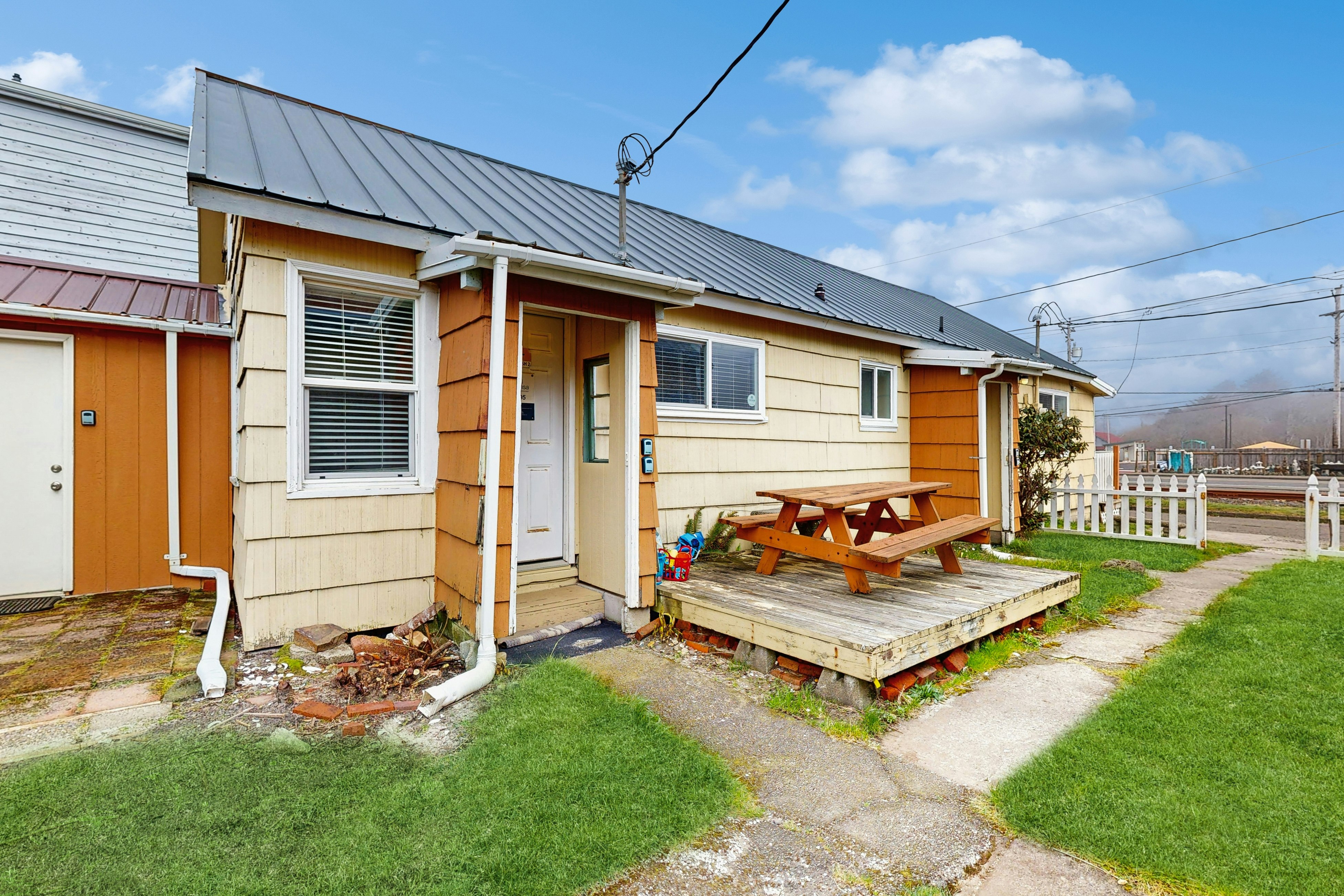 Modern Dog-Friendly Cottage in a Great Location - Minutes to Downtown & Beach