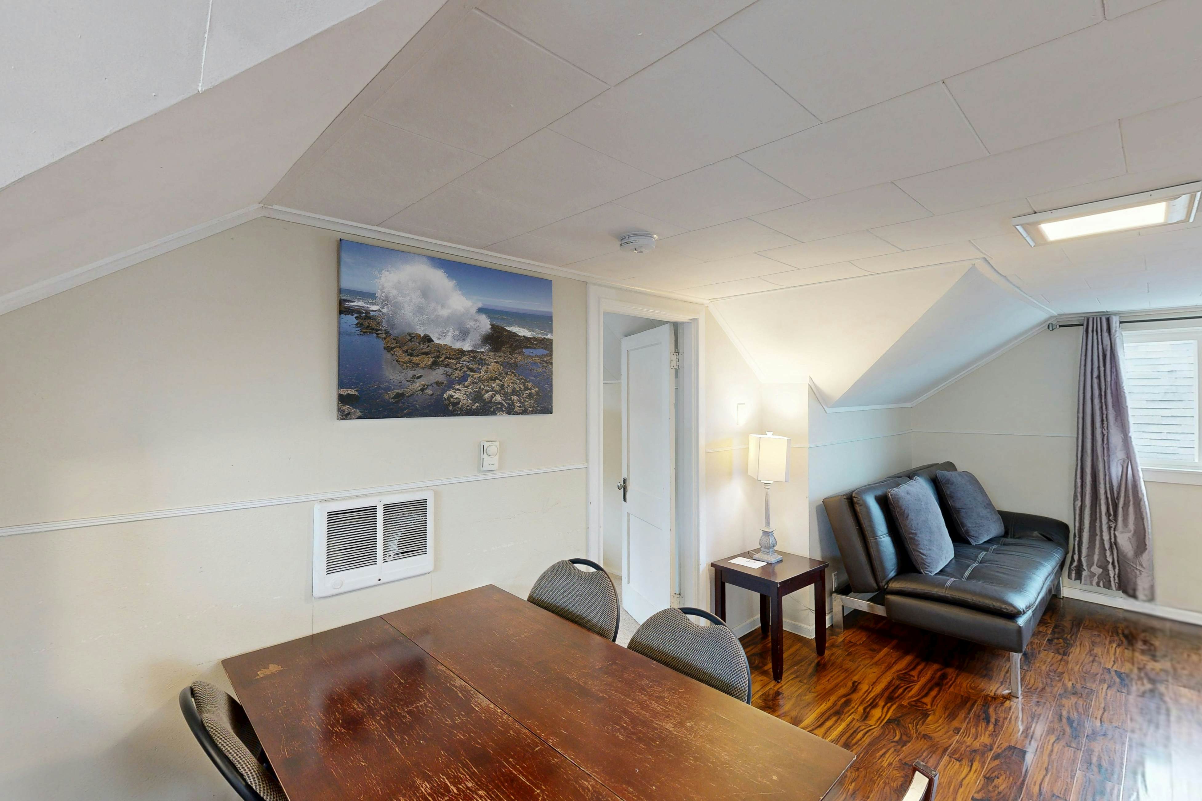 Welcoming dog-friendly retreat near beach, parks, and Lake Lytle