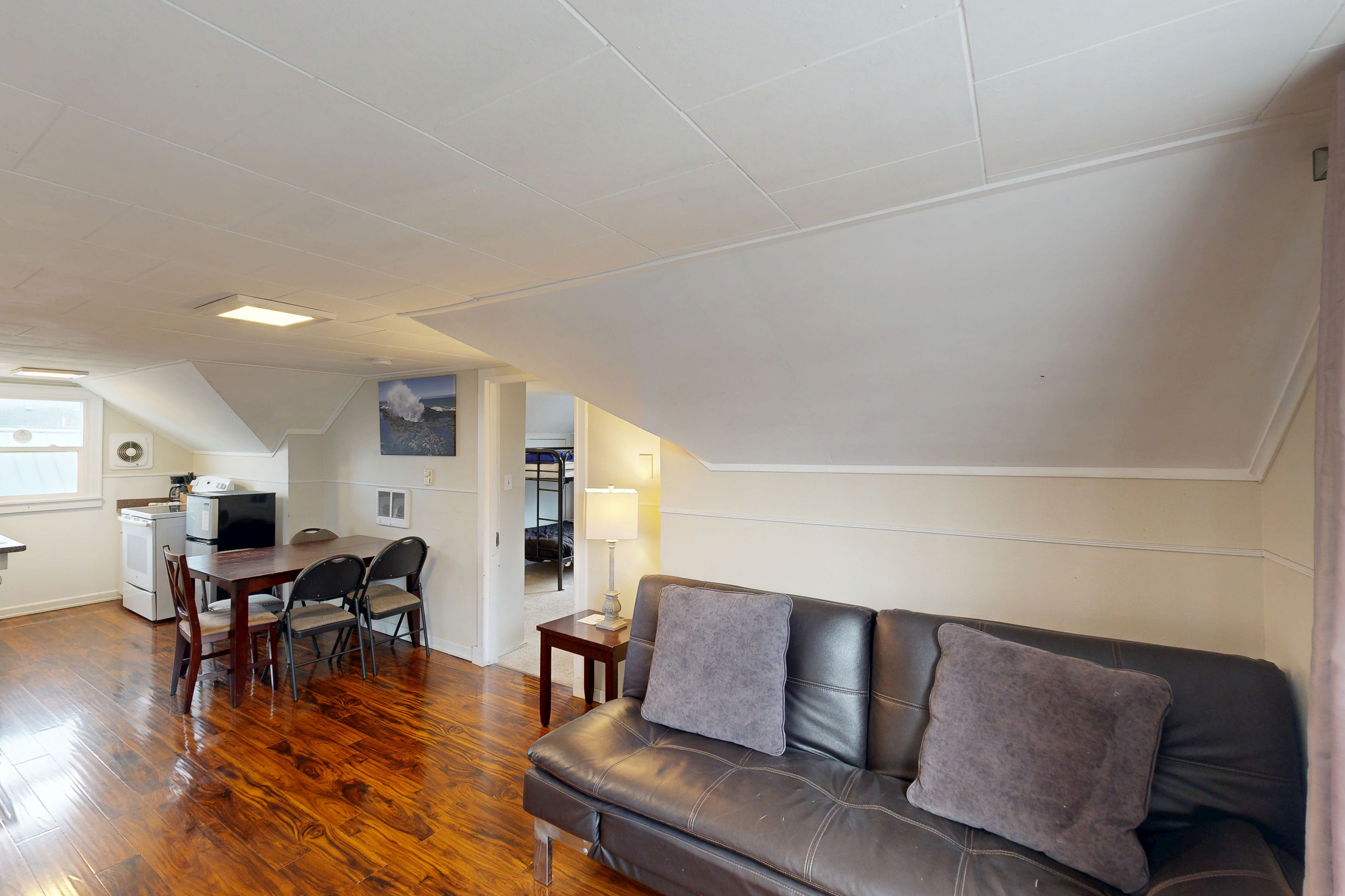 Welcoming dog friendly retreat near beach parks and Lake Lytle