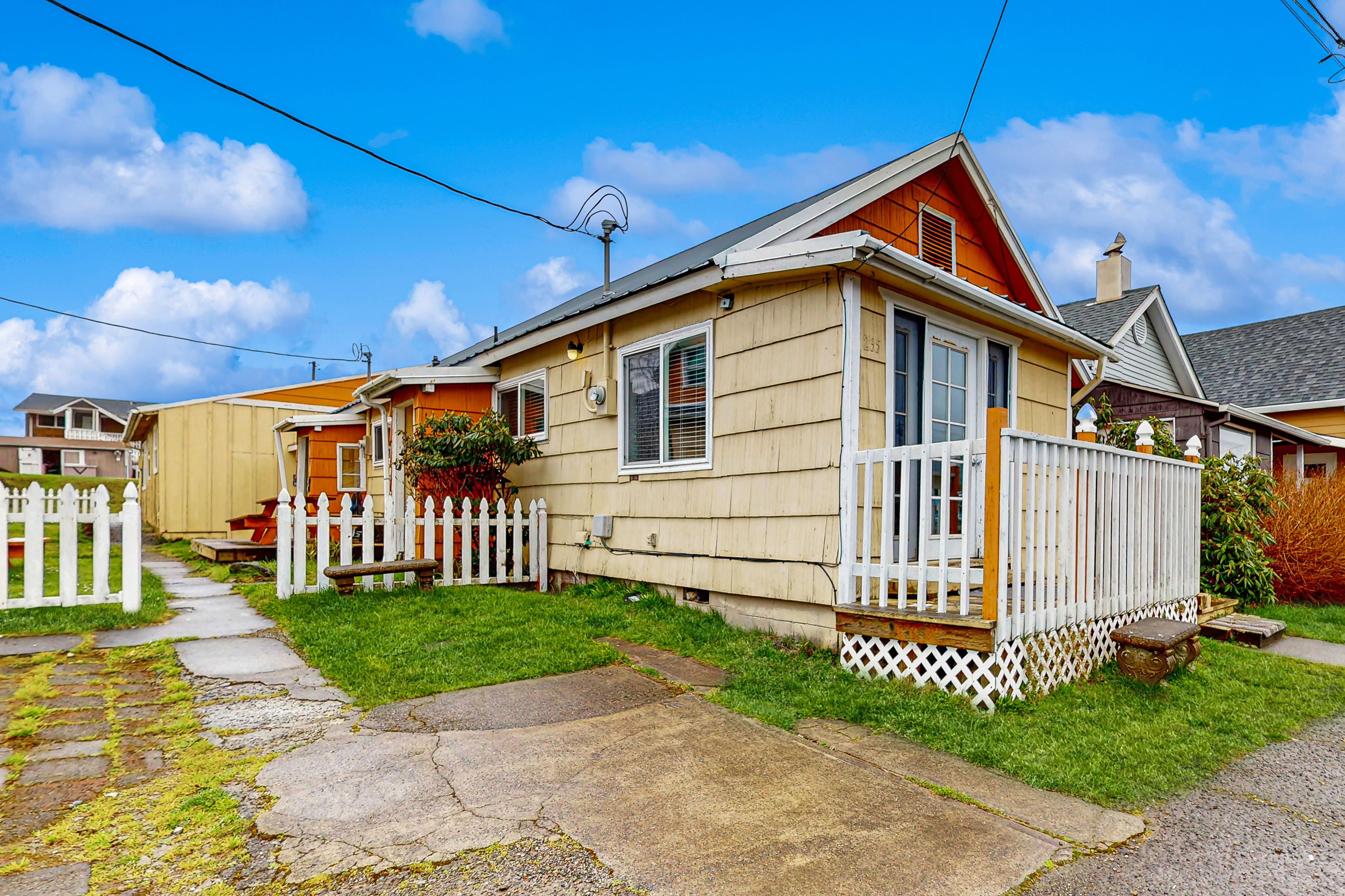 Dog Friendly Coastal Cottage Minutes from Downtown and One Block to Beach