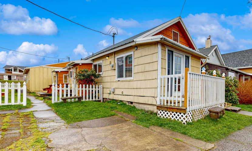 Dog Friendly Coastal Cottage Minutes from Downtown and One Block to Beach