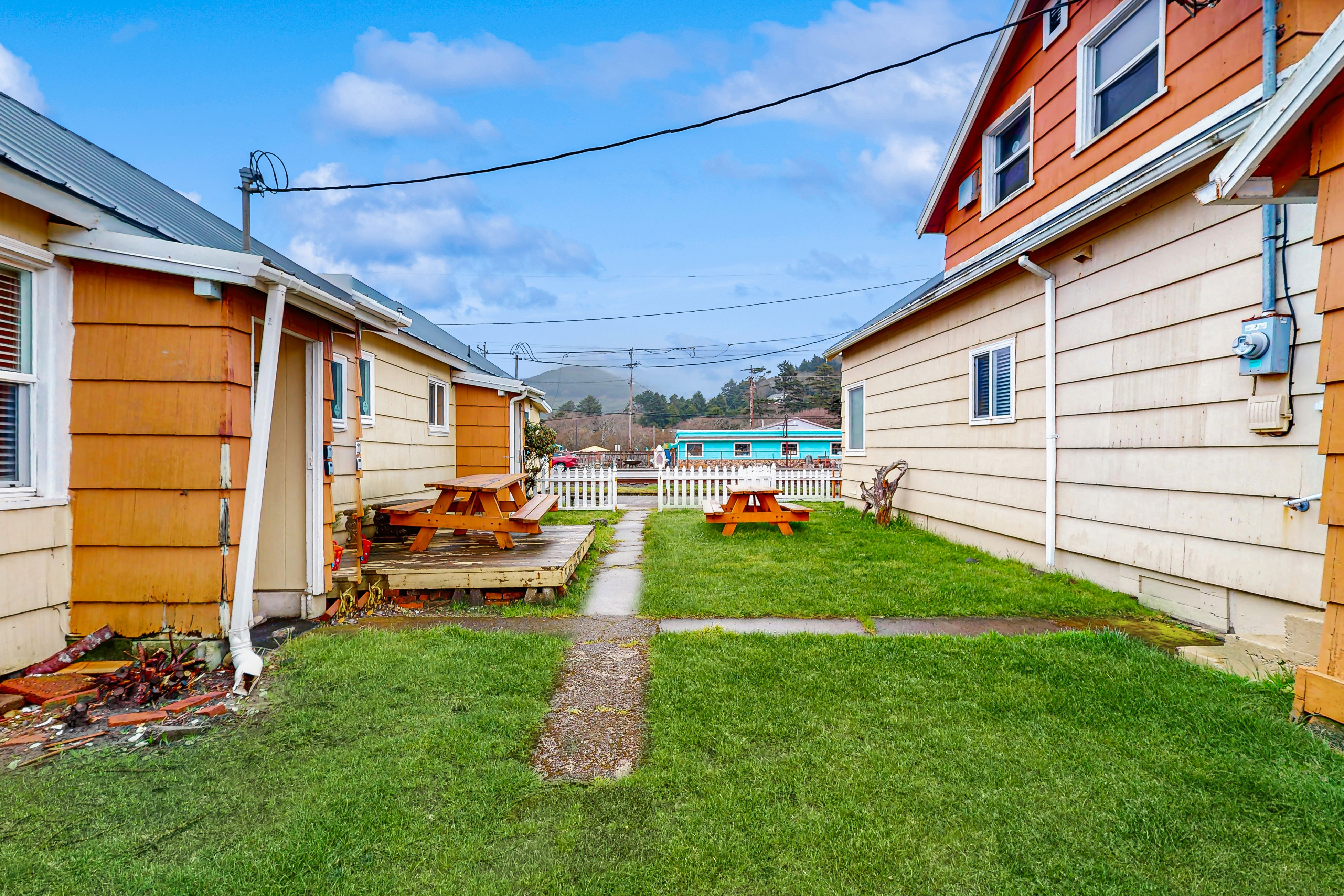 Dog Friendly Coastal Cottage Minutes from Downtown and One Block to Beach