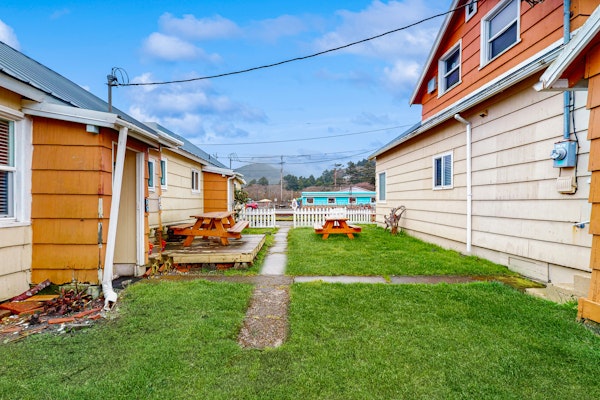 Dog Friendly Coastal Cottage Minutes from Downtown and One Block to Beach