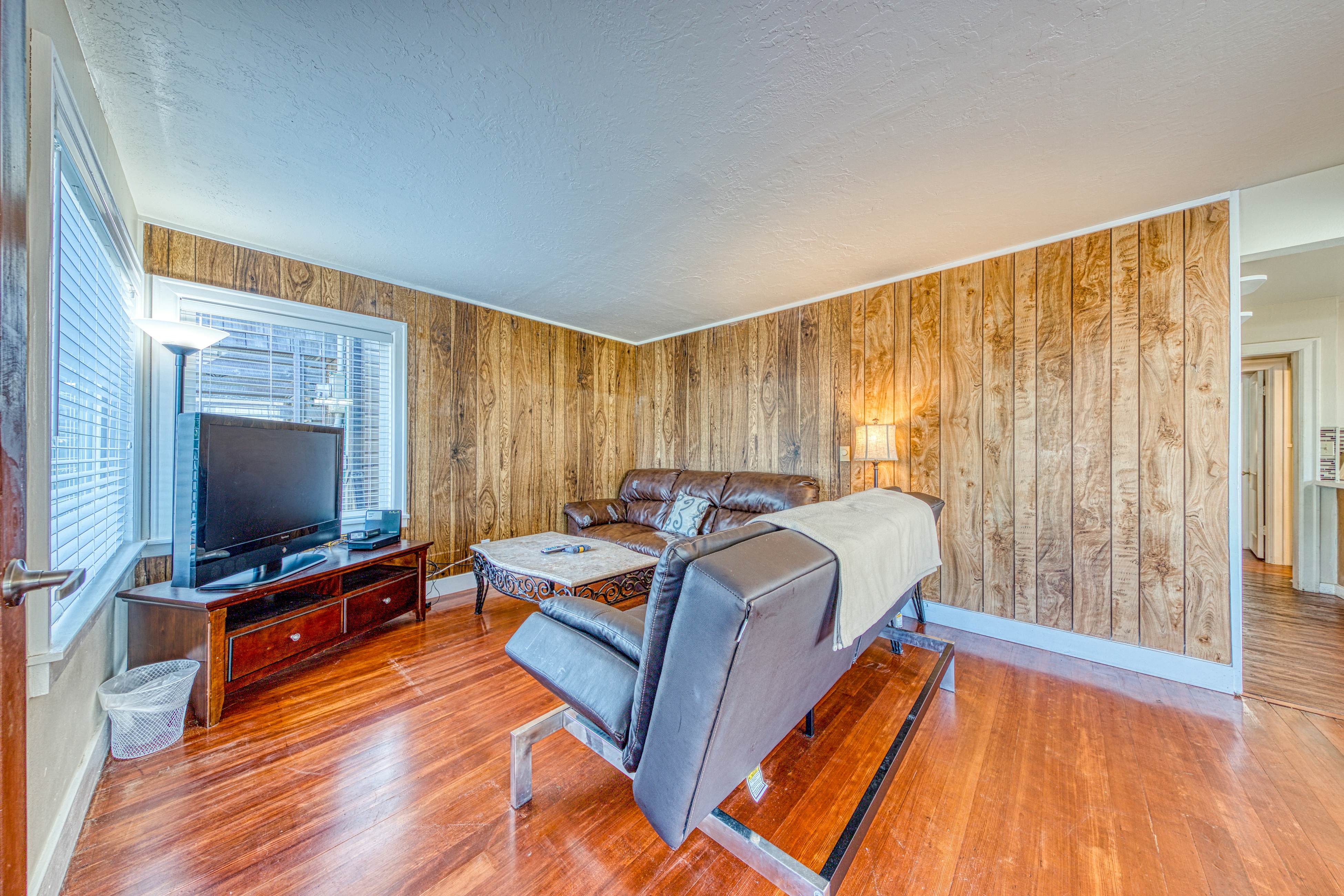 Dog-Friendly Triplex (3 private apartments) - Easy Walk to the Beach & Town