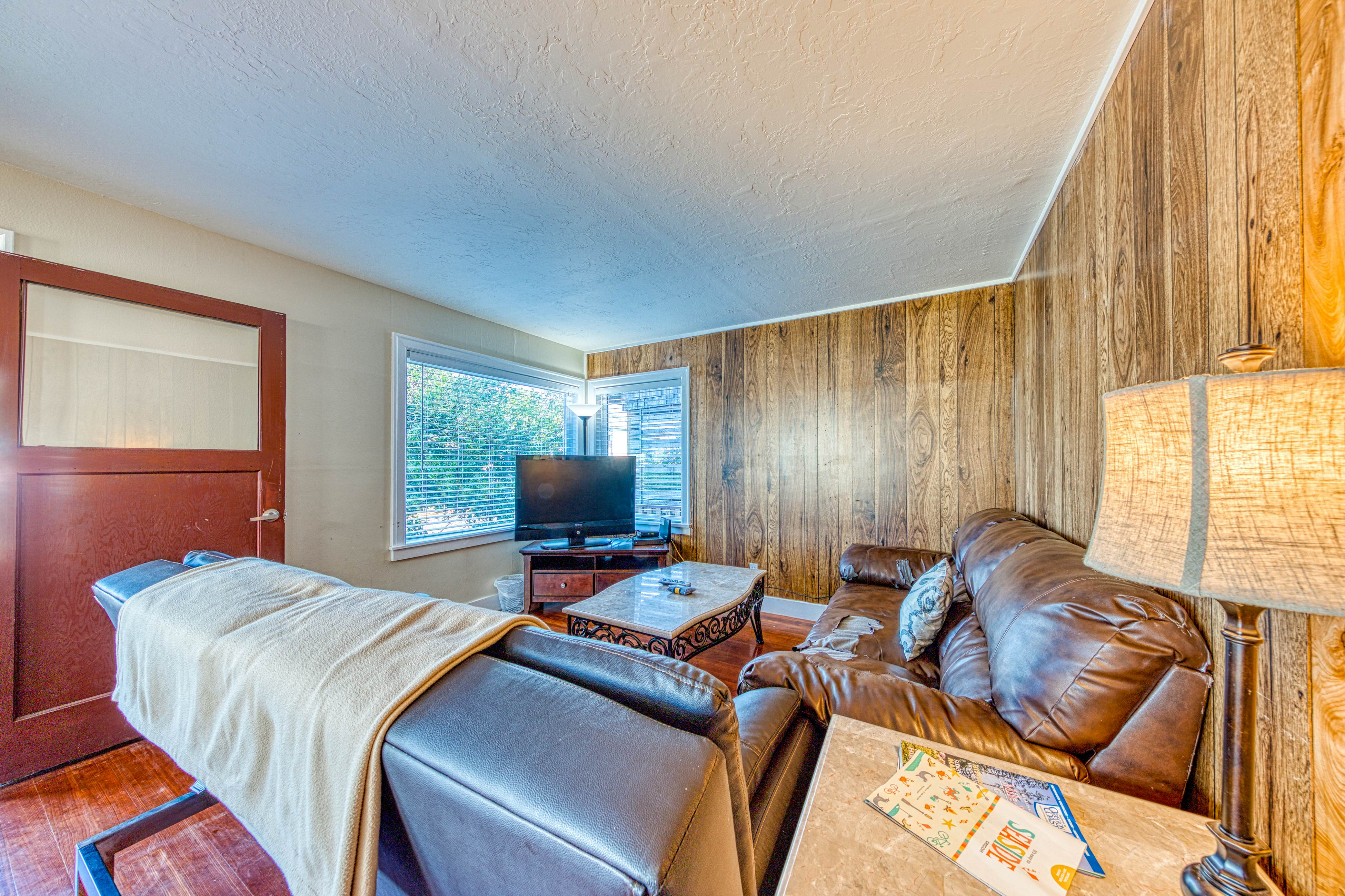 Dog-Friendly Triplex (3 private apartments) - Easy Walk to the Beach & Town