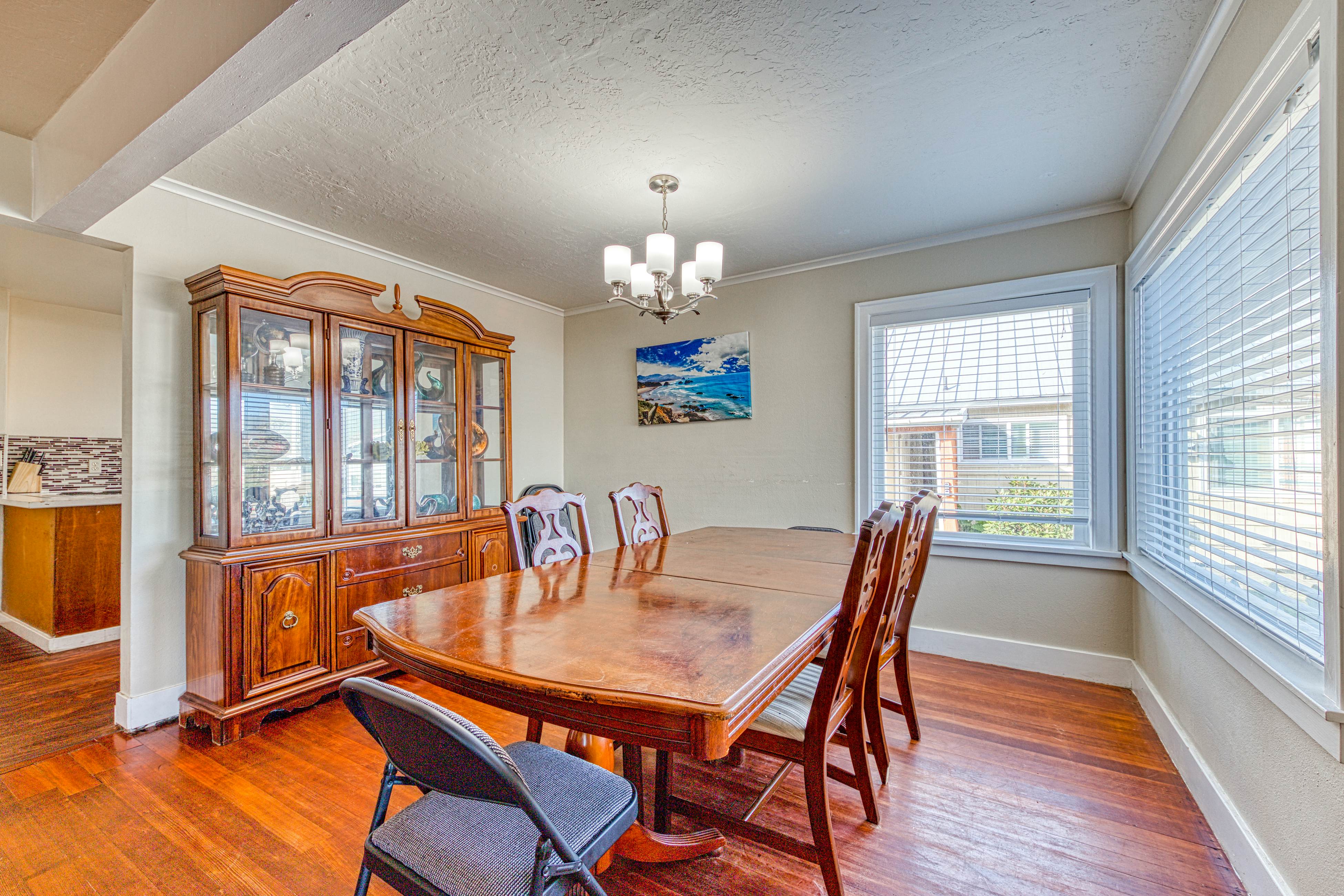 Dog-Friendly Triplex (3 private apartments) - Easy Walk to the Beach & Town