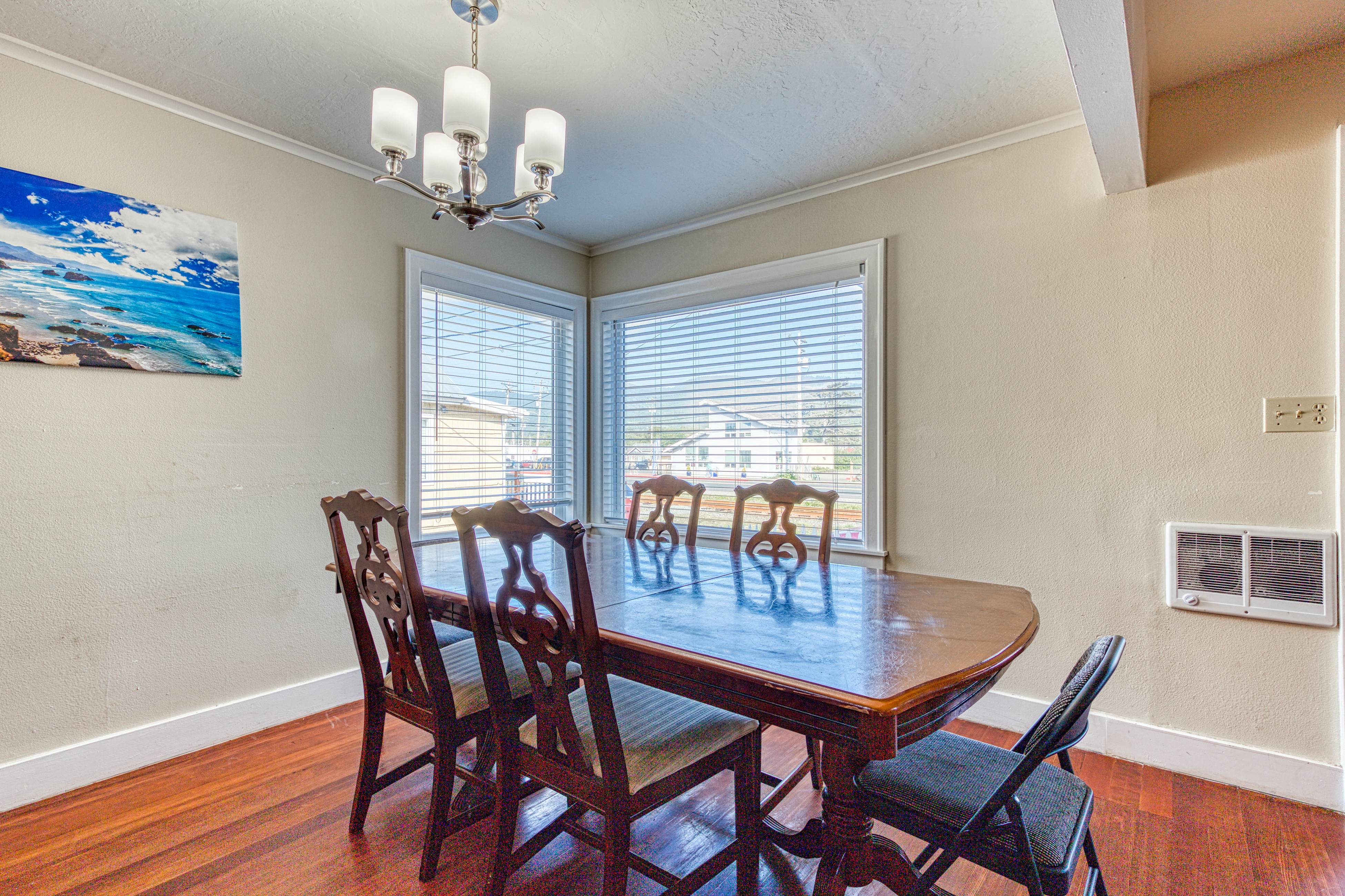 Dog-Friendly Triplex (3 private apartments) - Easy Walk to the Beach & Town