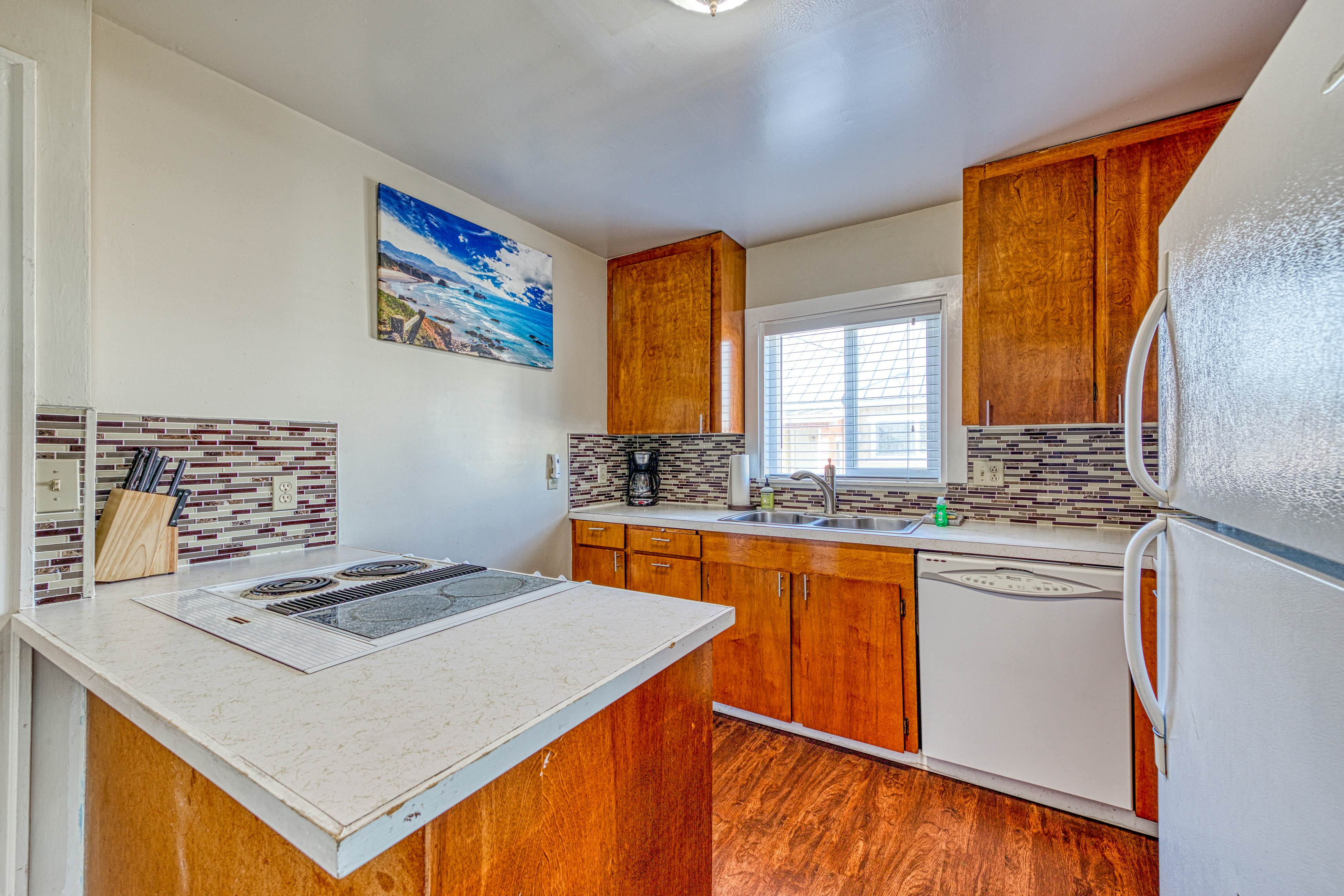 Dog-Friendly Triplex (3 private apartments) - Easy Walk to the Beach & Town