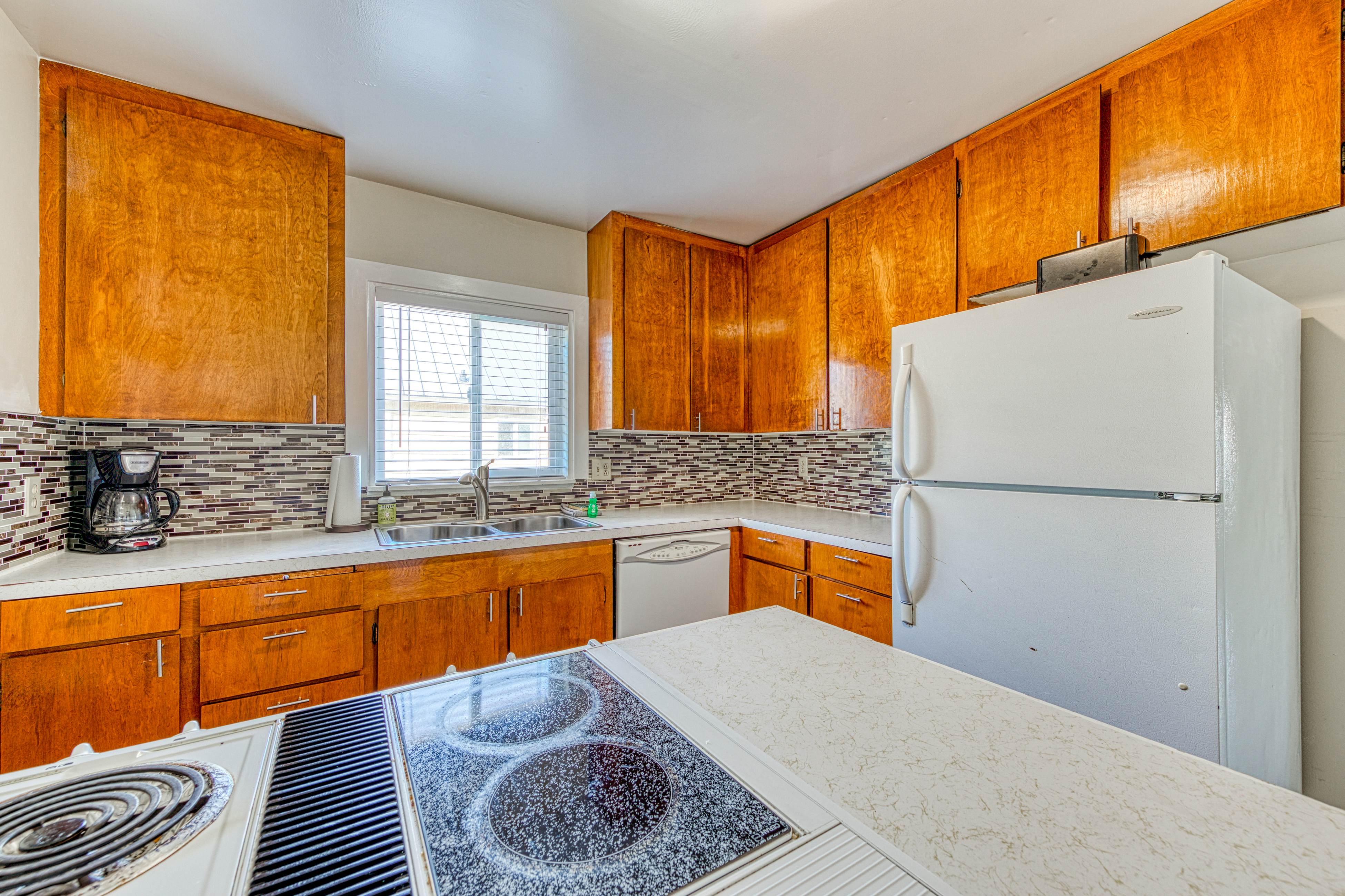 Dog-Friendly Triplex (3 private apartments) - Easy Walk to the Beach & Town