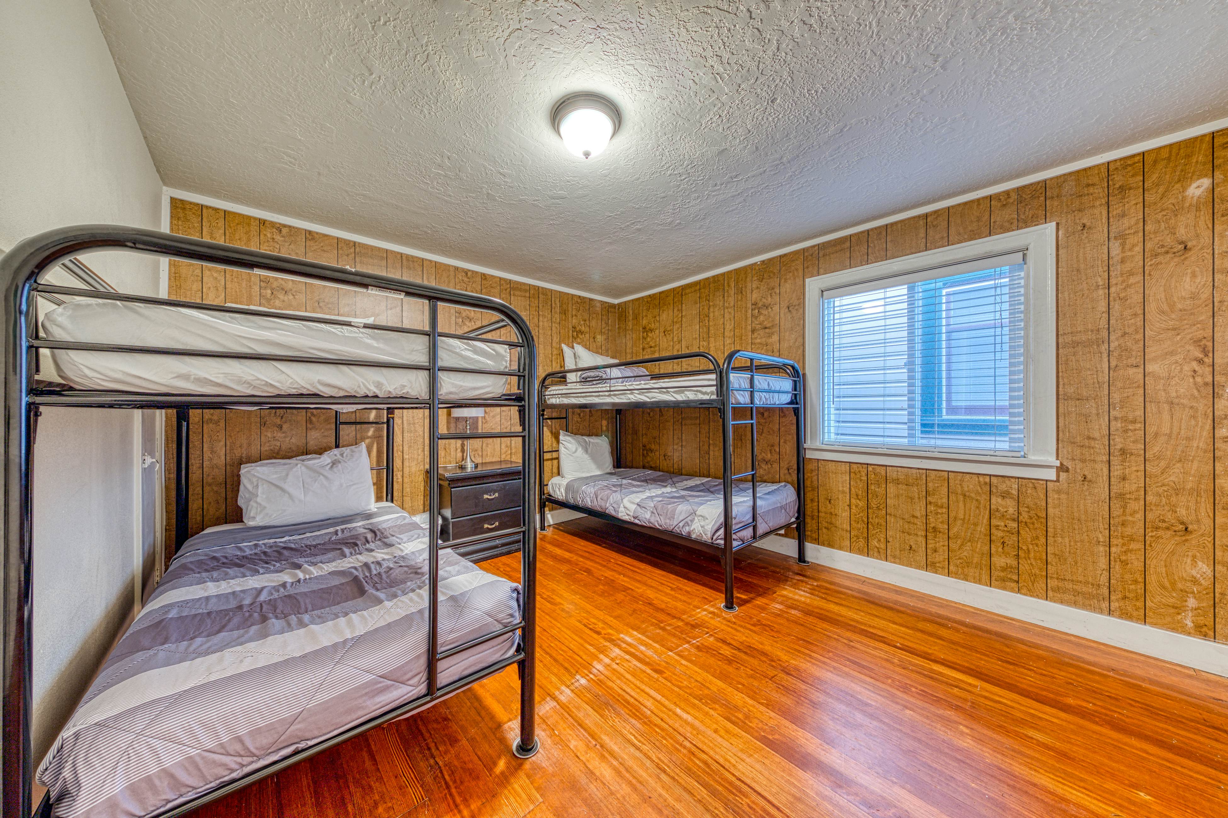 Dog-Friendly Triplex (3 private apartments) - Easy Walk to the Beach & Town