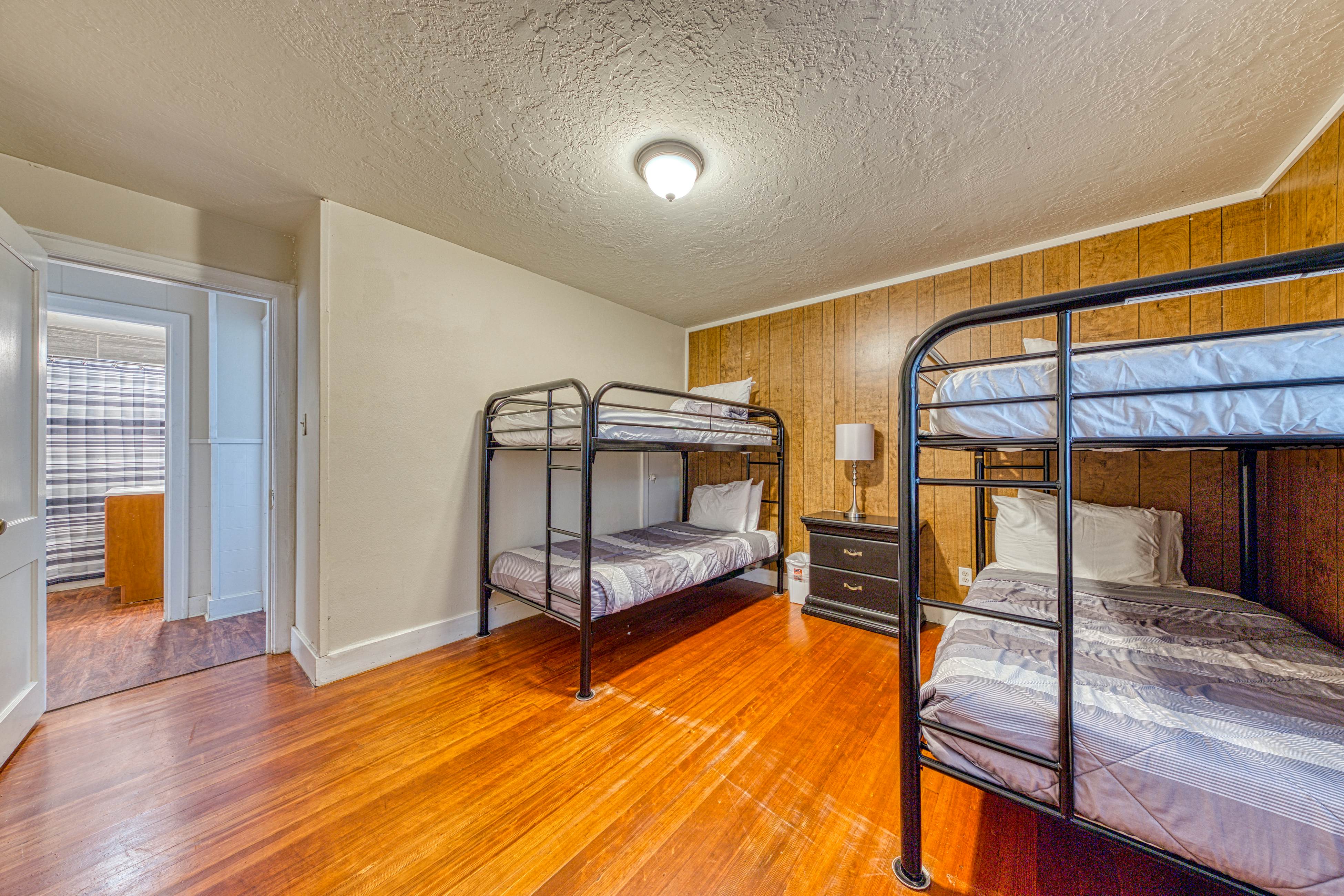 Dog-Friendly Triplex (3 private apartments) - Easy Walk to the Beach & Town