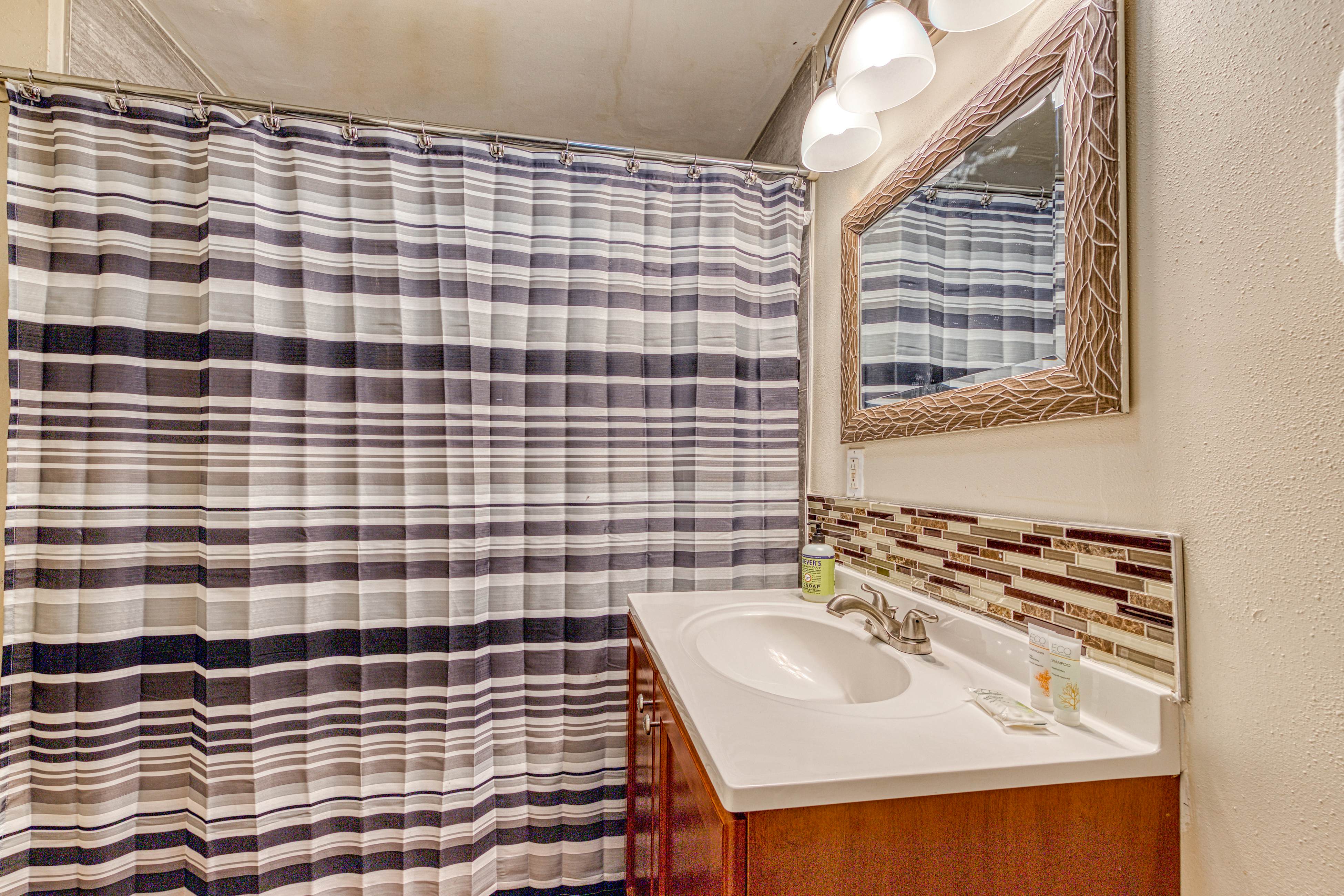 Dog-Friendly Triplex (3 private apartments) - Easy Walk to the Beach & Town