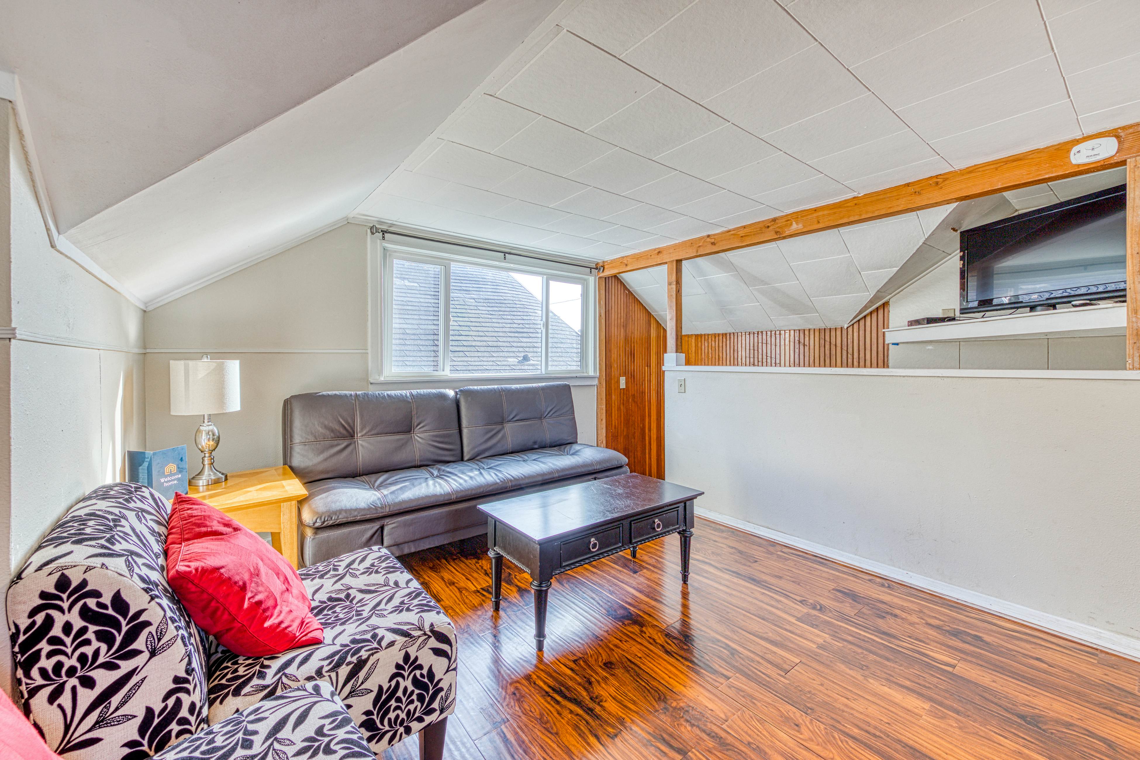 Dog-Friendly Triplex (3 private apartments) - Easy Walk to the Beach & Town