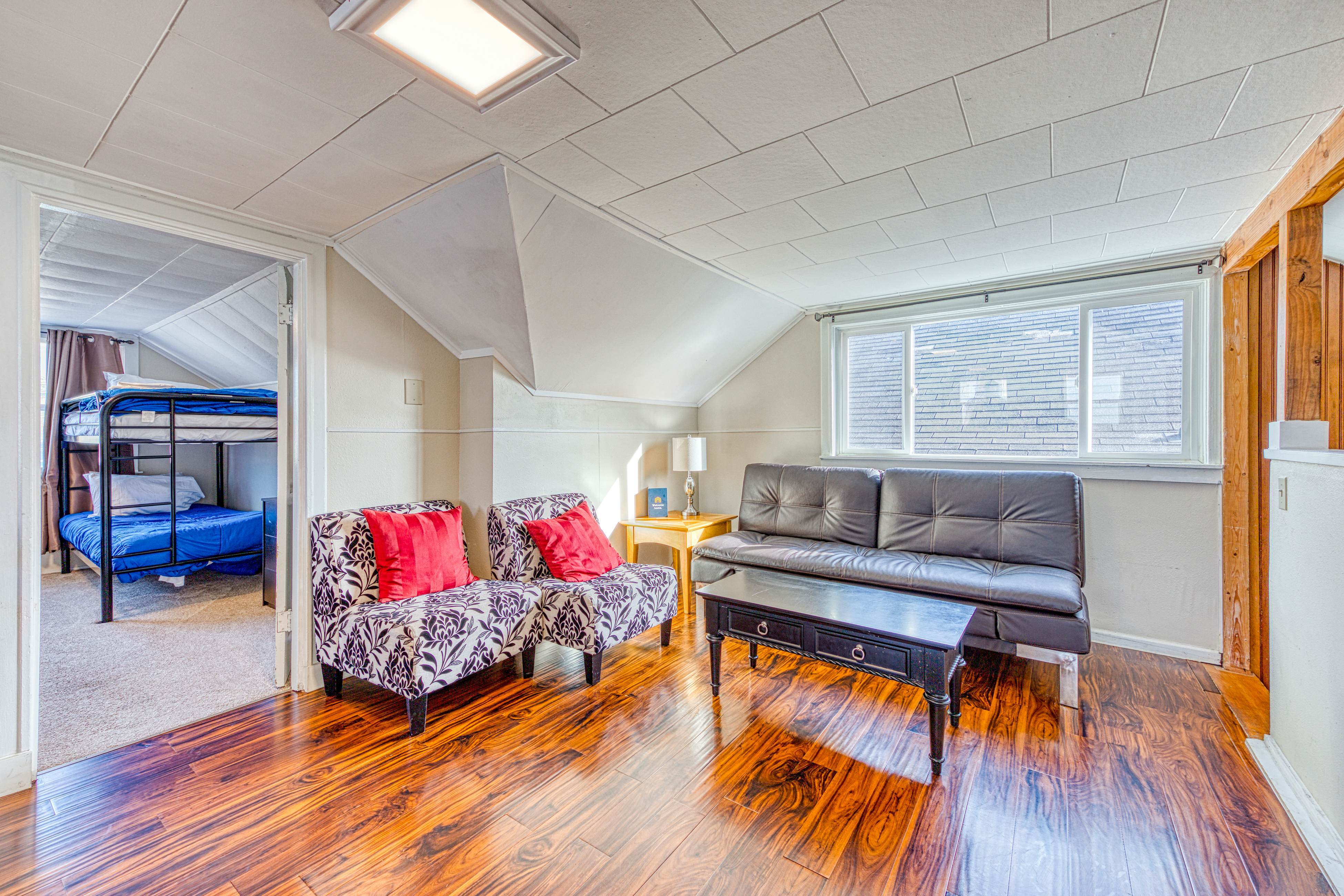 Dog-Friendly Triplex (3 private apartments) - Easy Walk to the Beach & Town