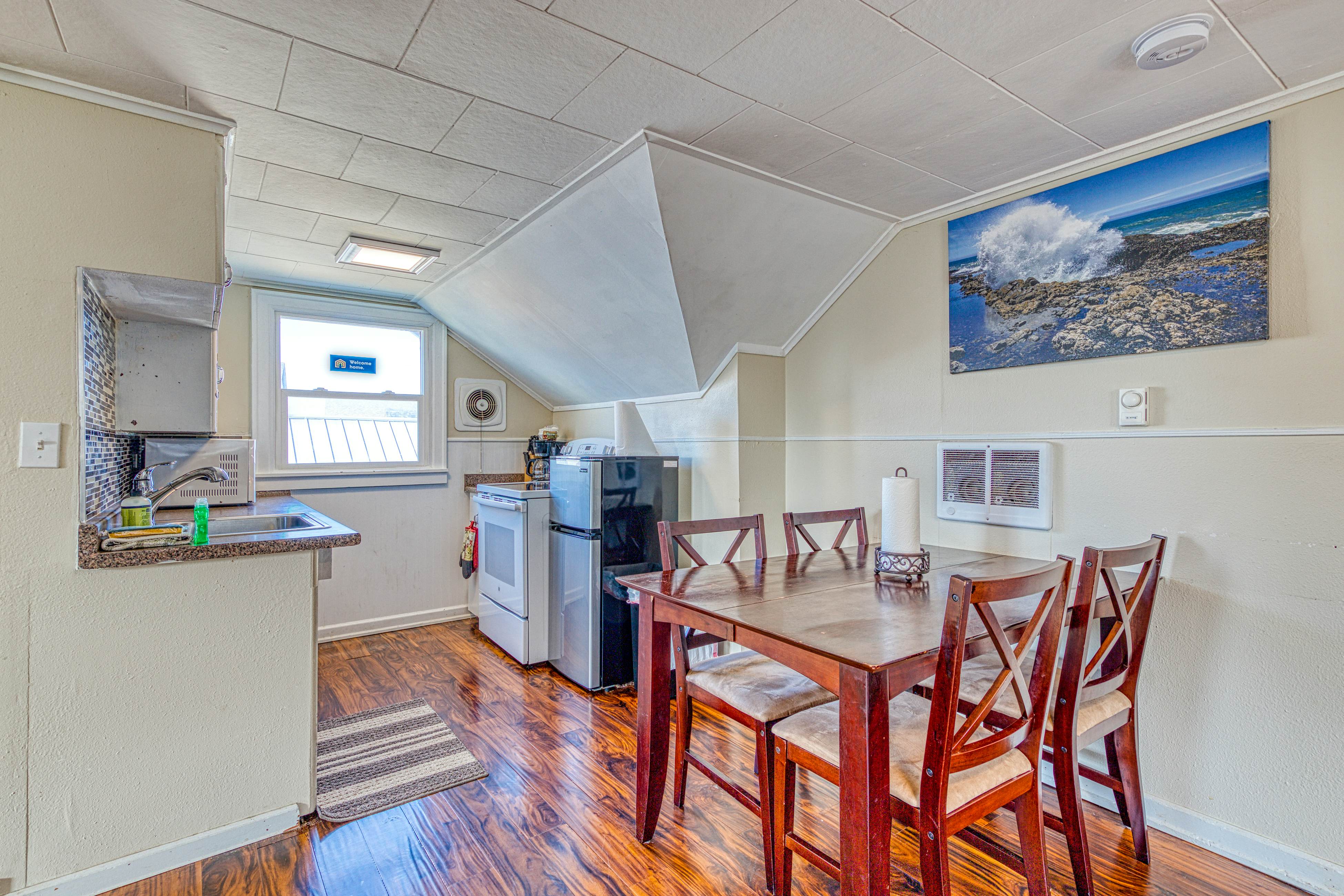 Dog-Friendly Triplex (3 private apartments) - Easy Walk to the Beach & Town