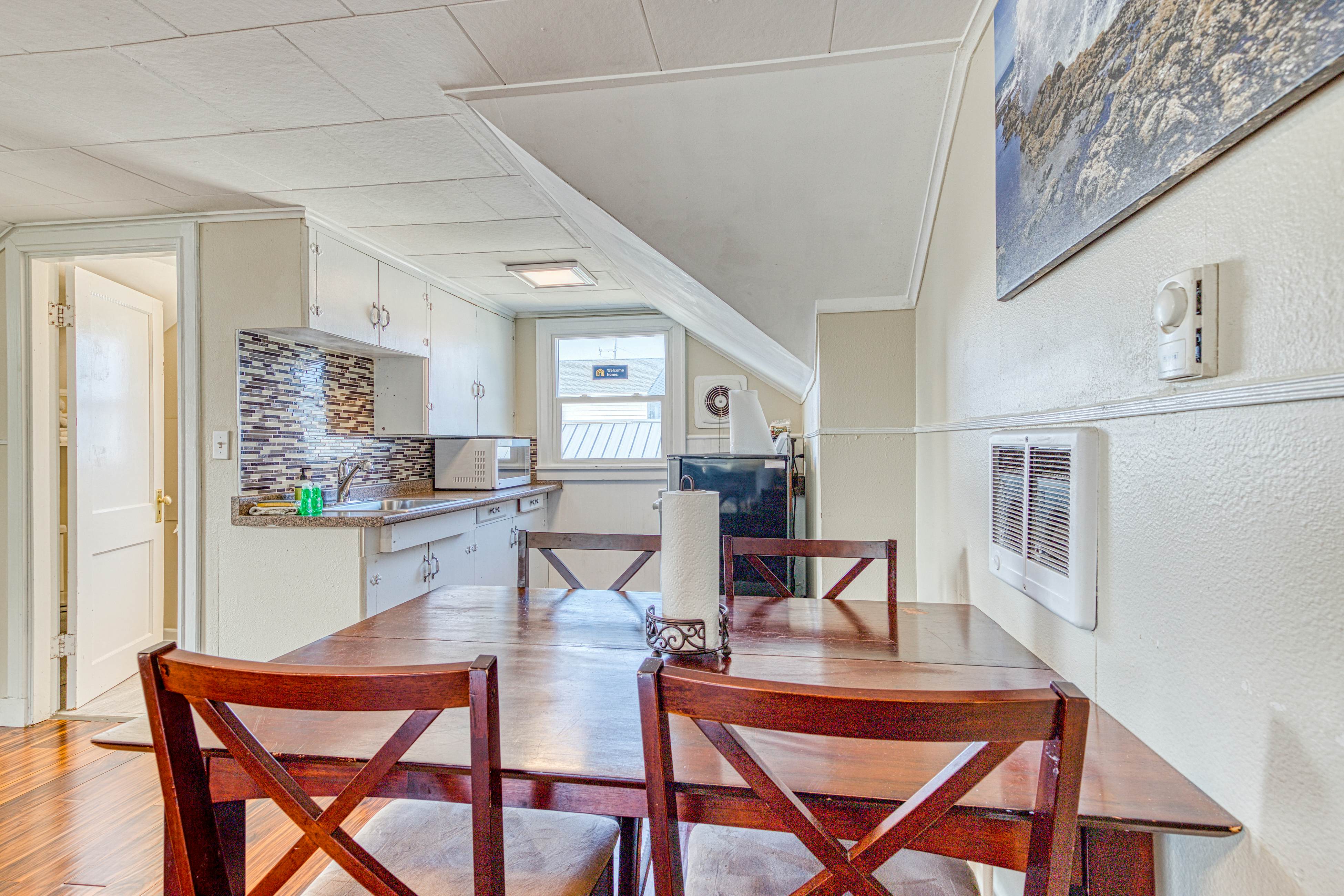 Dog-Friendly Triplex (3 private apartments) - Easy Walk to the Beach & Town