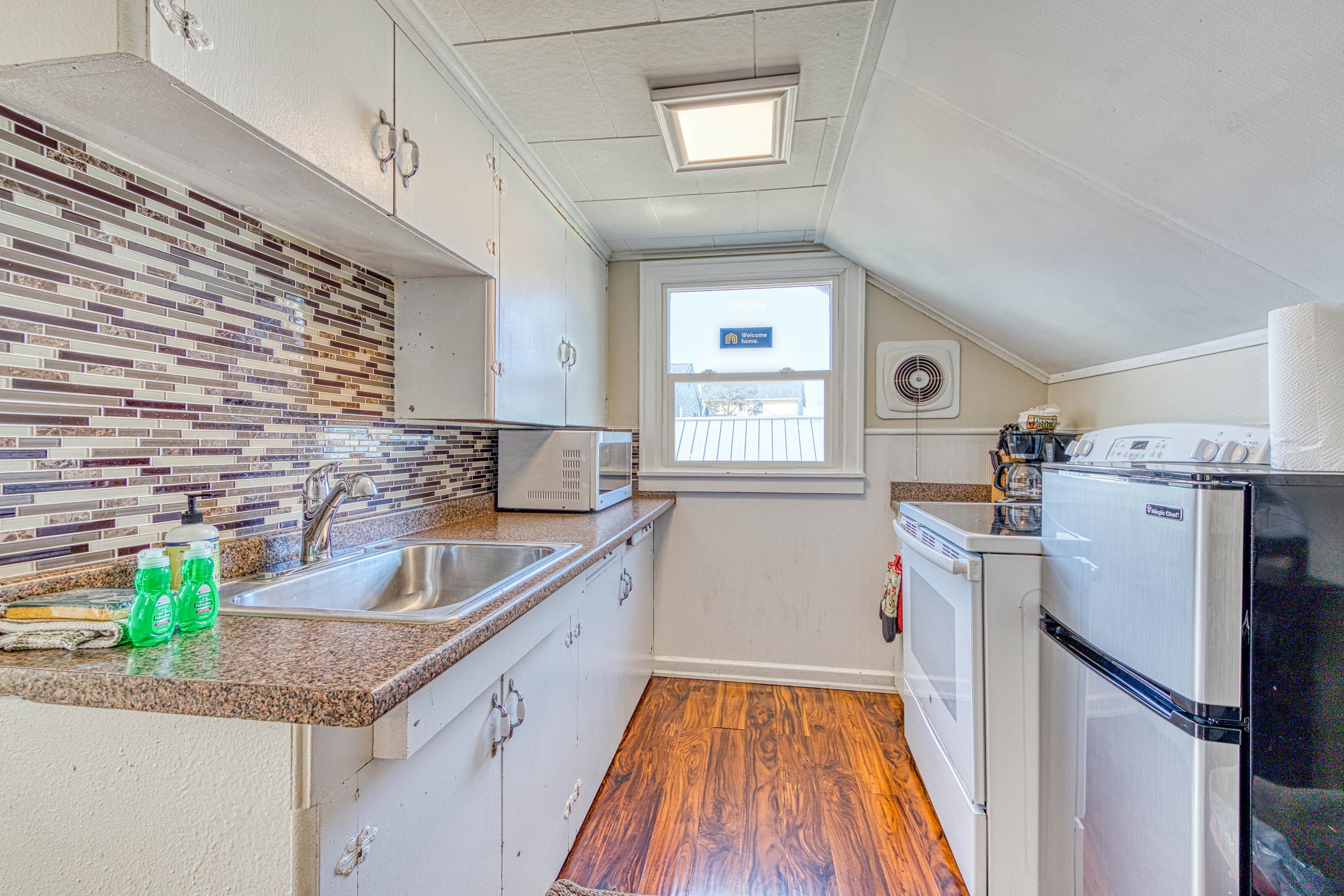 Dog-Friendly Triplex (3 private apartments) - Easy Walk to the Beach & Town