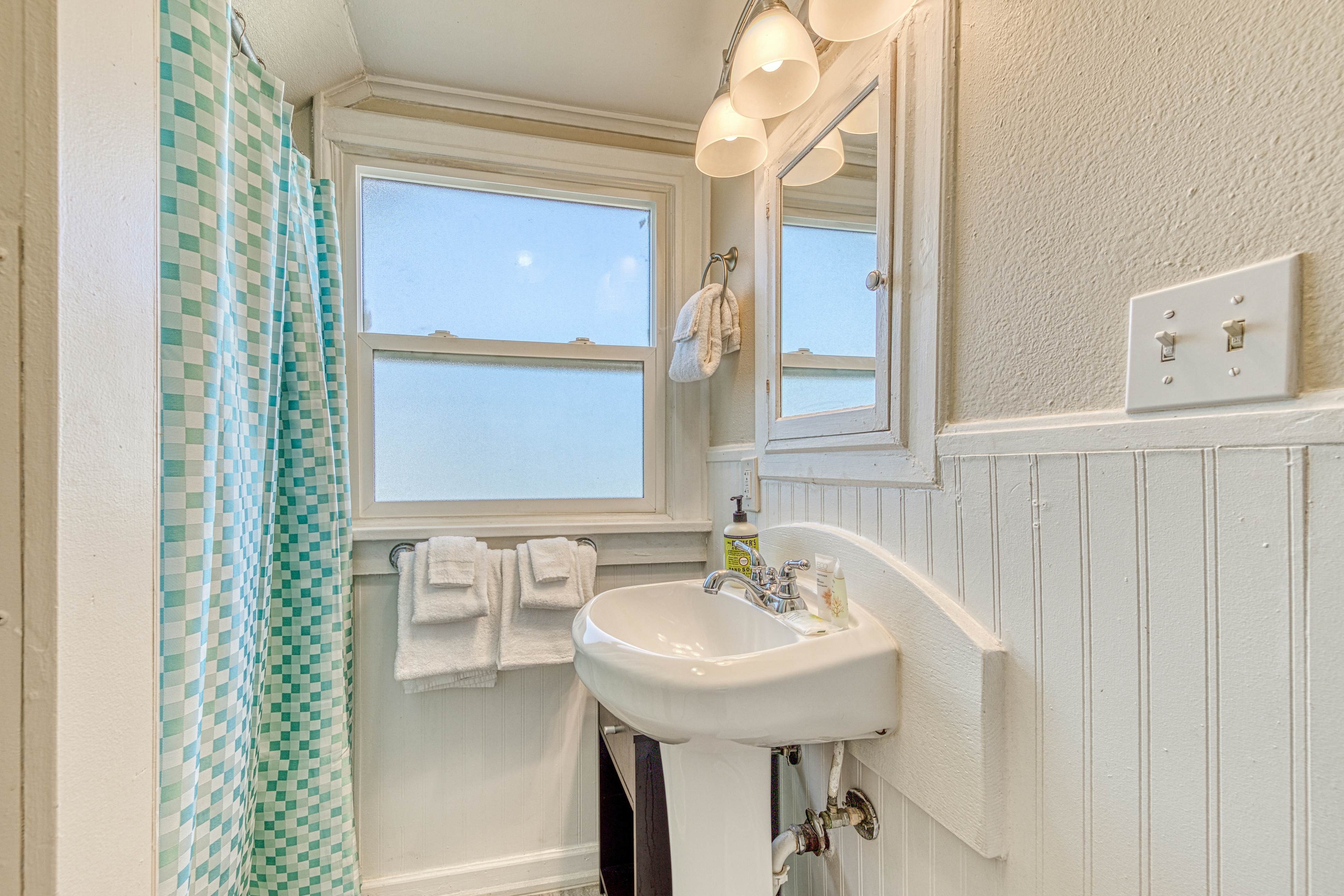 Dog-Friendly Triplex (3 private apartments) - Easy Walk to the Beach & Town