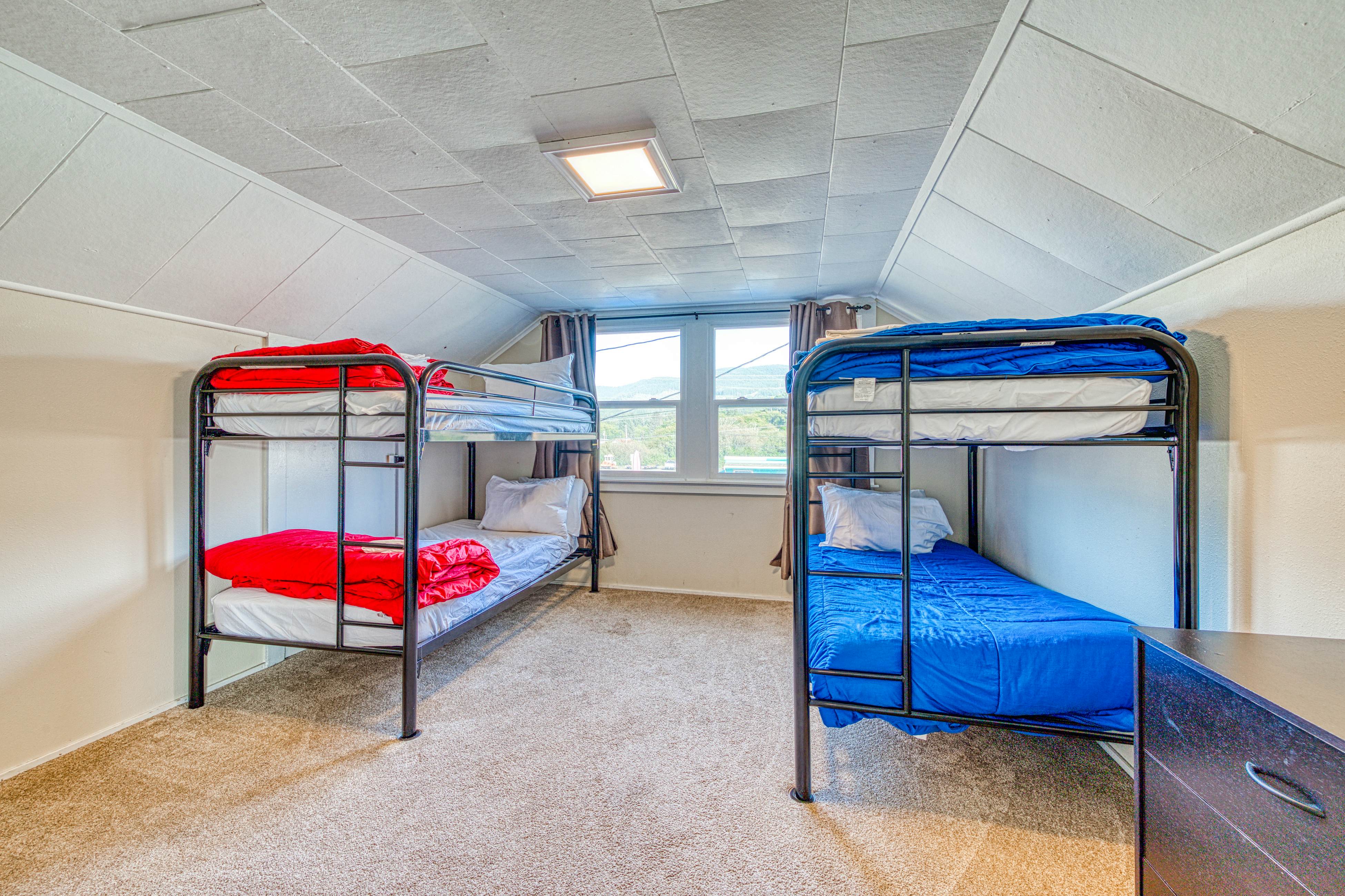 Dog-Friendly Triplex (3 private apartments) - Easy Walk to the Beach & Town