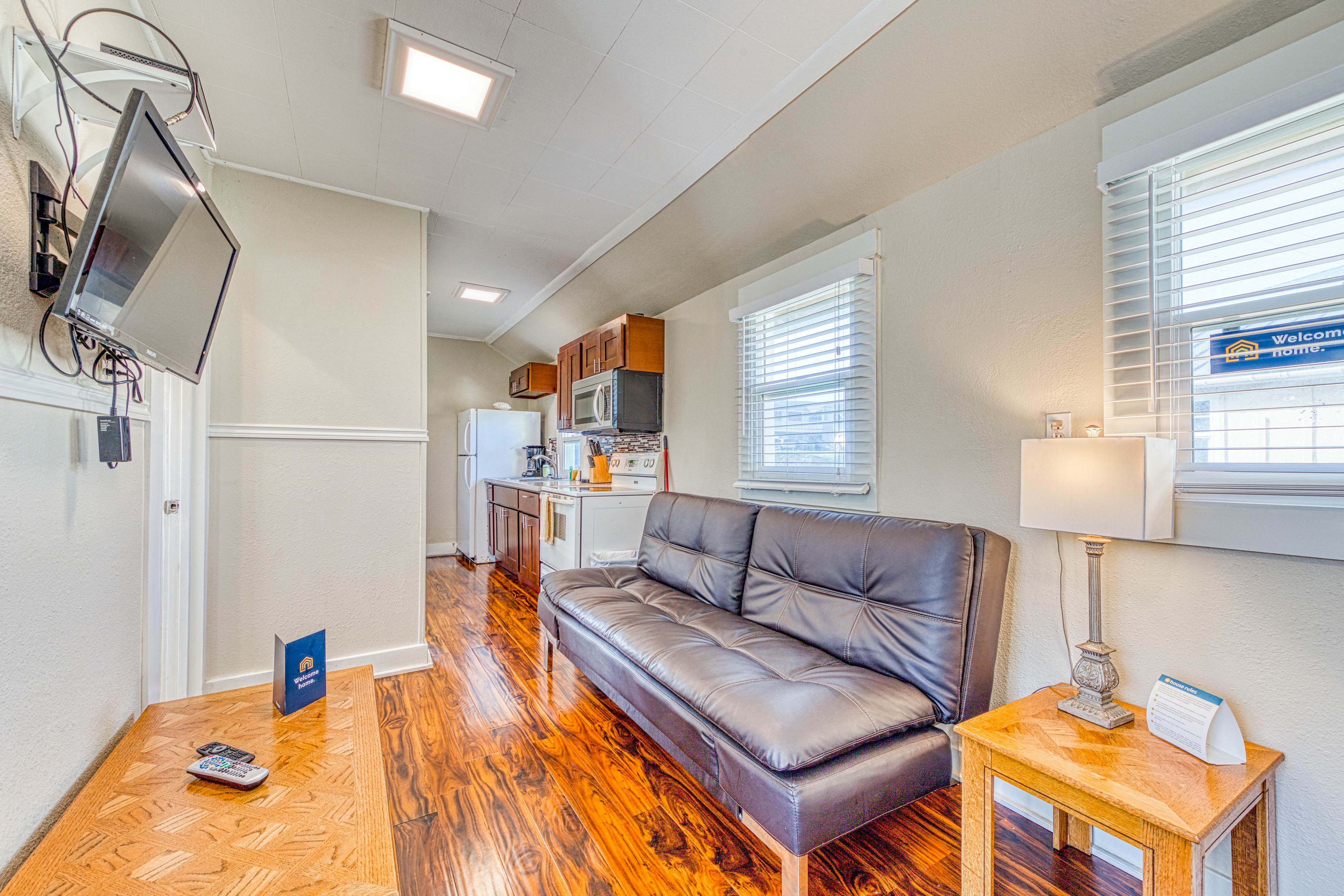 Dog-Friendly Triplex (3 private apartments) - Easy Walk to the Beach & Town