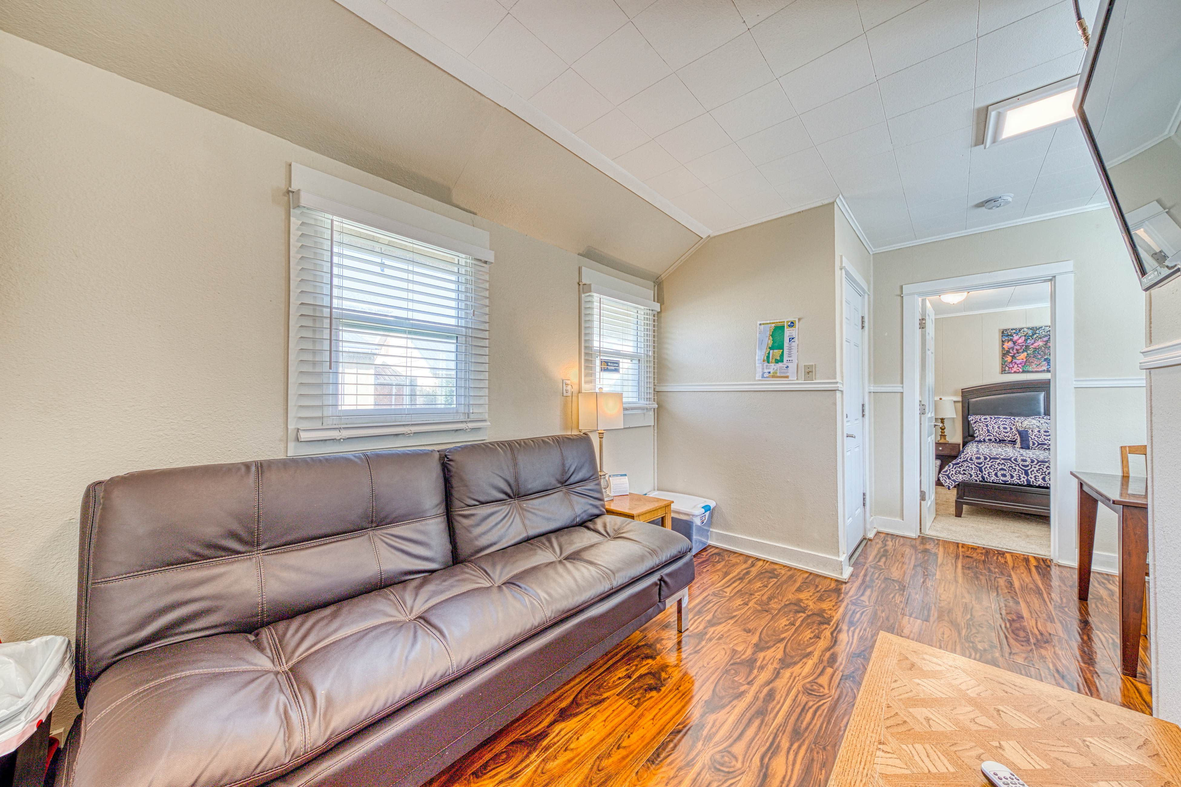 Dog-Friendly Triplex (3 private apartments) - Easy Walk to the Beach & Town