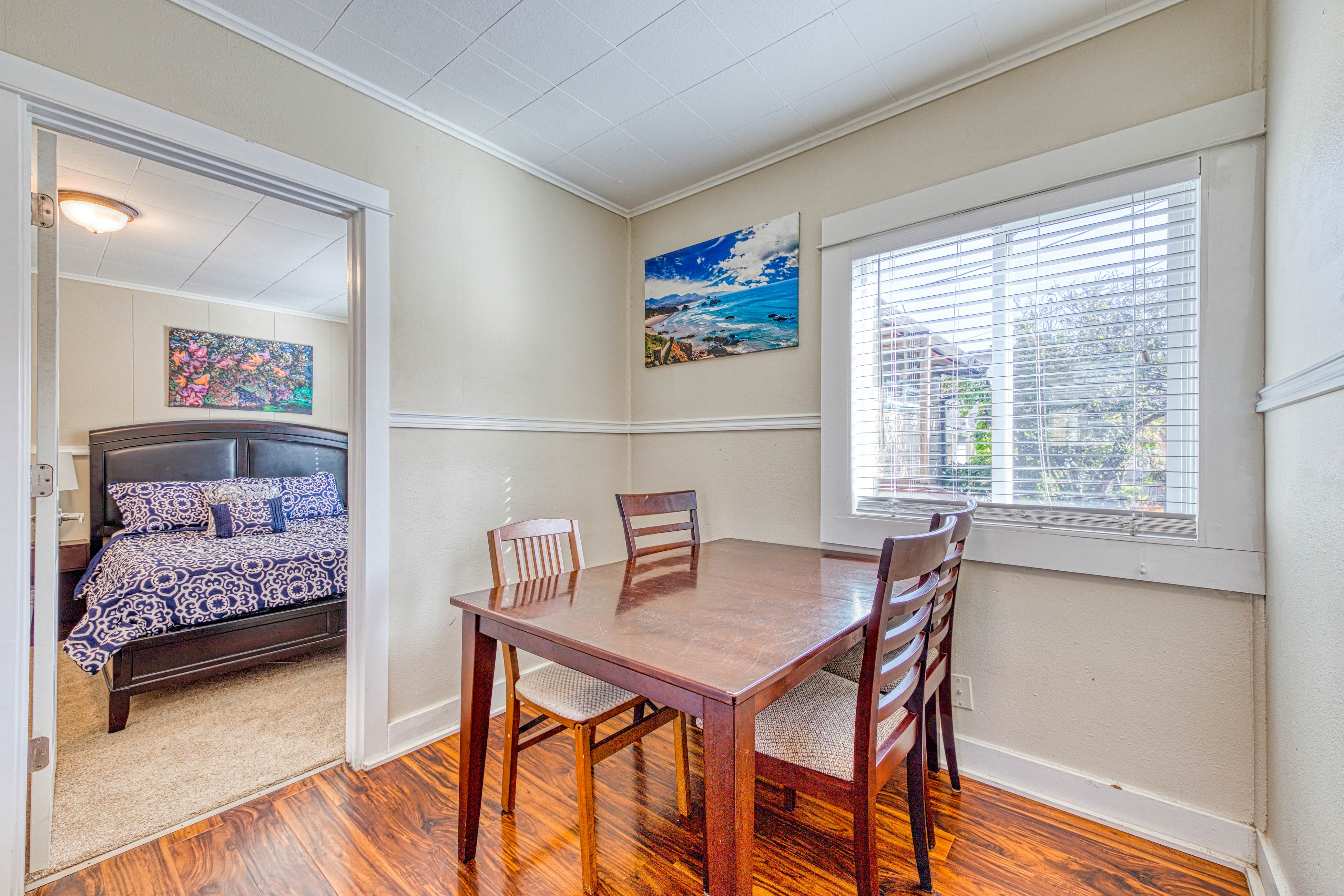 Dog-Friendly Triplex (3 private apartments) - Easy Walk to the Beach & Town