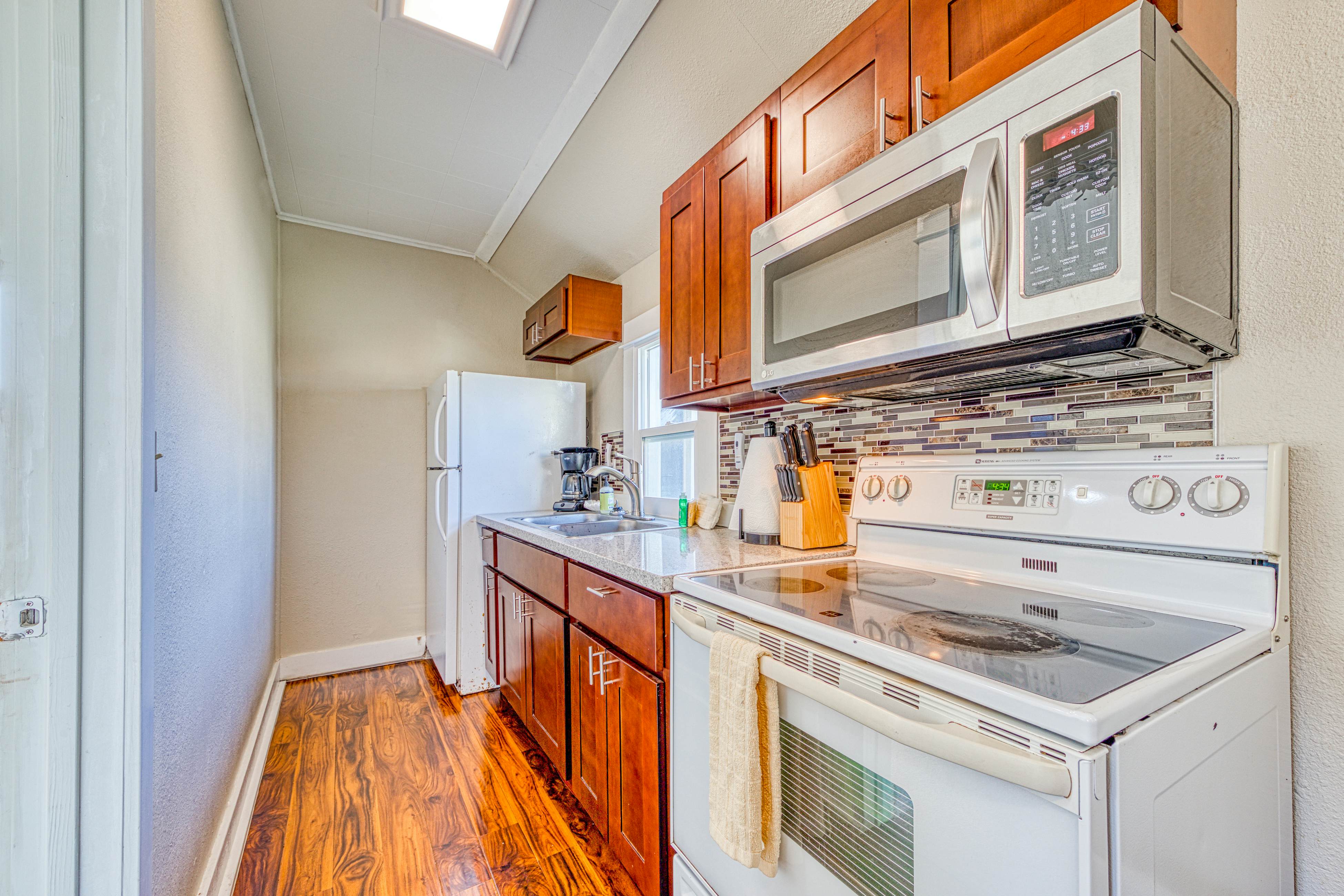 Dog-Friendly Triplex (3 private apartments) - Easy Walk to the Beach & Town