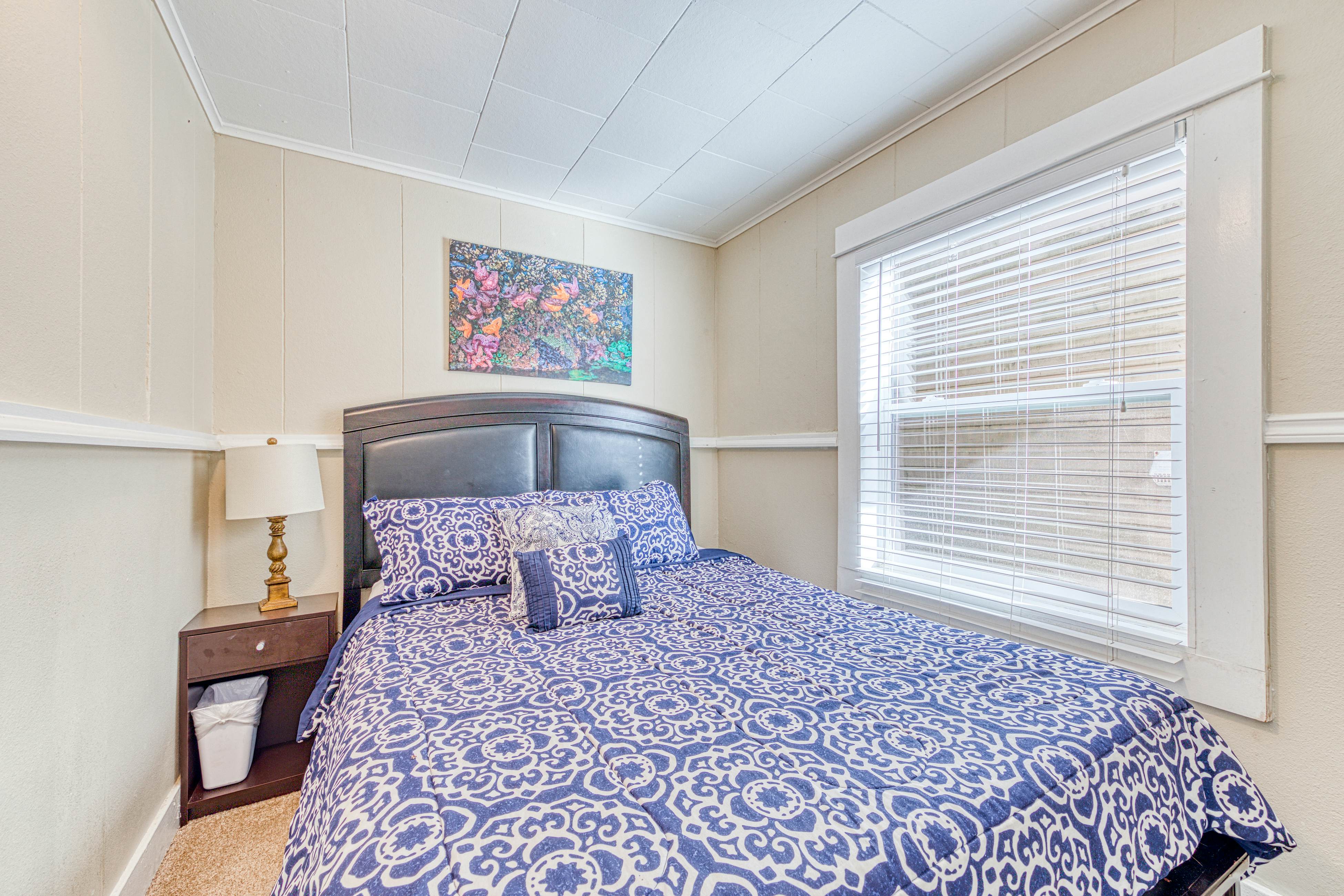 Dog-Friendly Triplex (3 private apartments) - Easy Walk to the Beach & Town