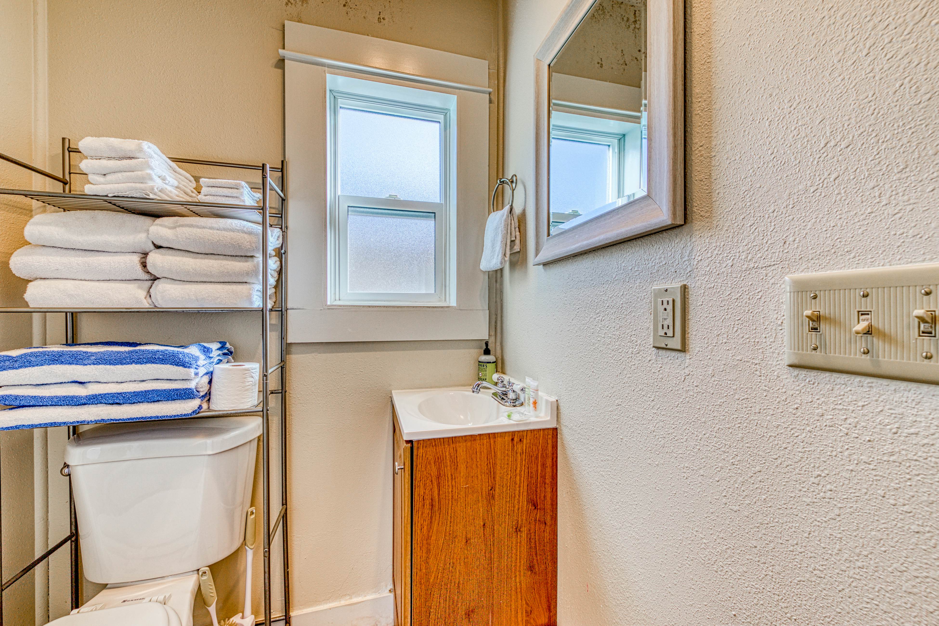 Dog-Friendly Triplex (3 private apartments) - Easy Walk to the Beach & Town