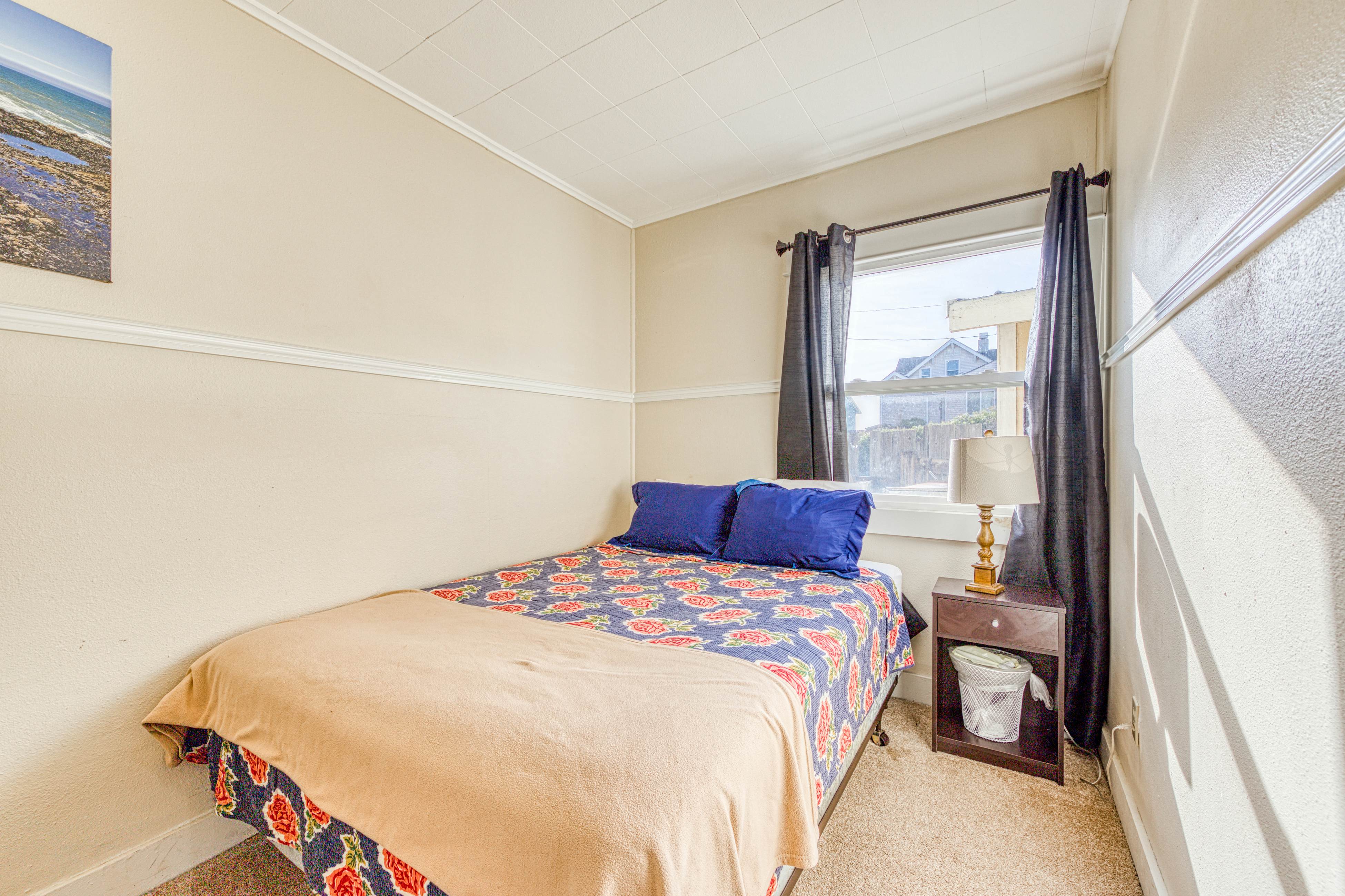 Dog-Friendly Triplex (3 private apartments) - Easy Walk to the Beach & Town