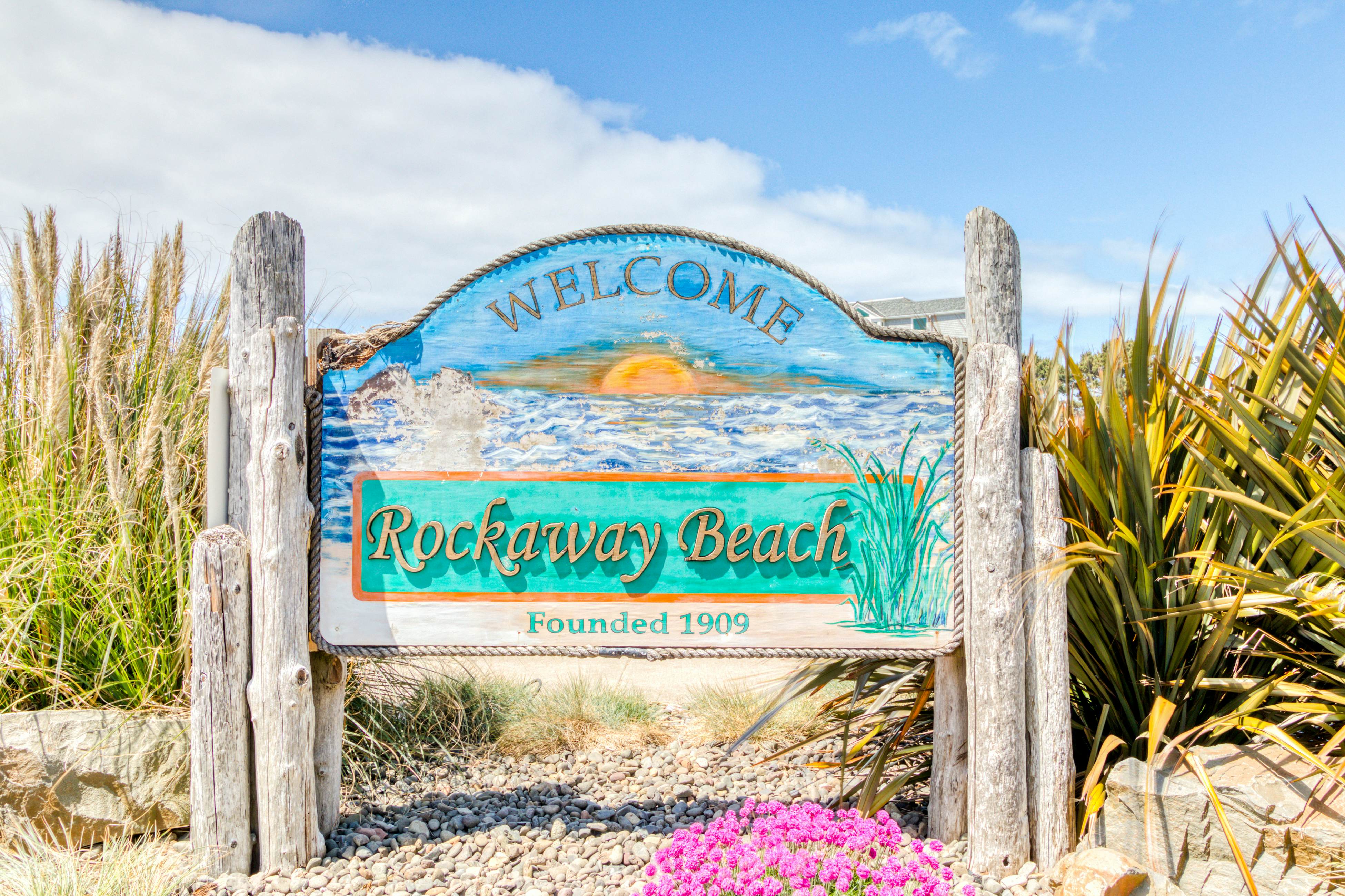 Dog-Friendly Triplex (3 private apartments) - Easy Walk to the Beach & Town