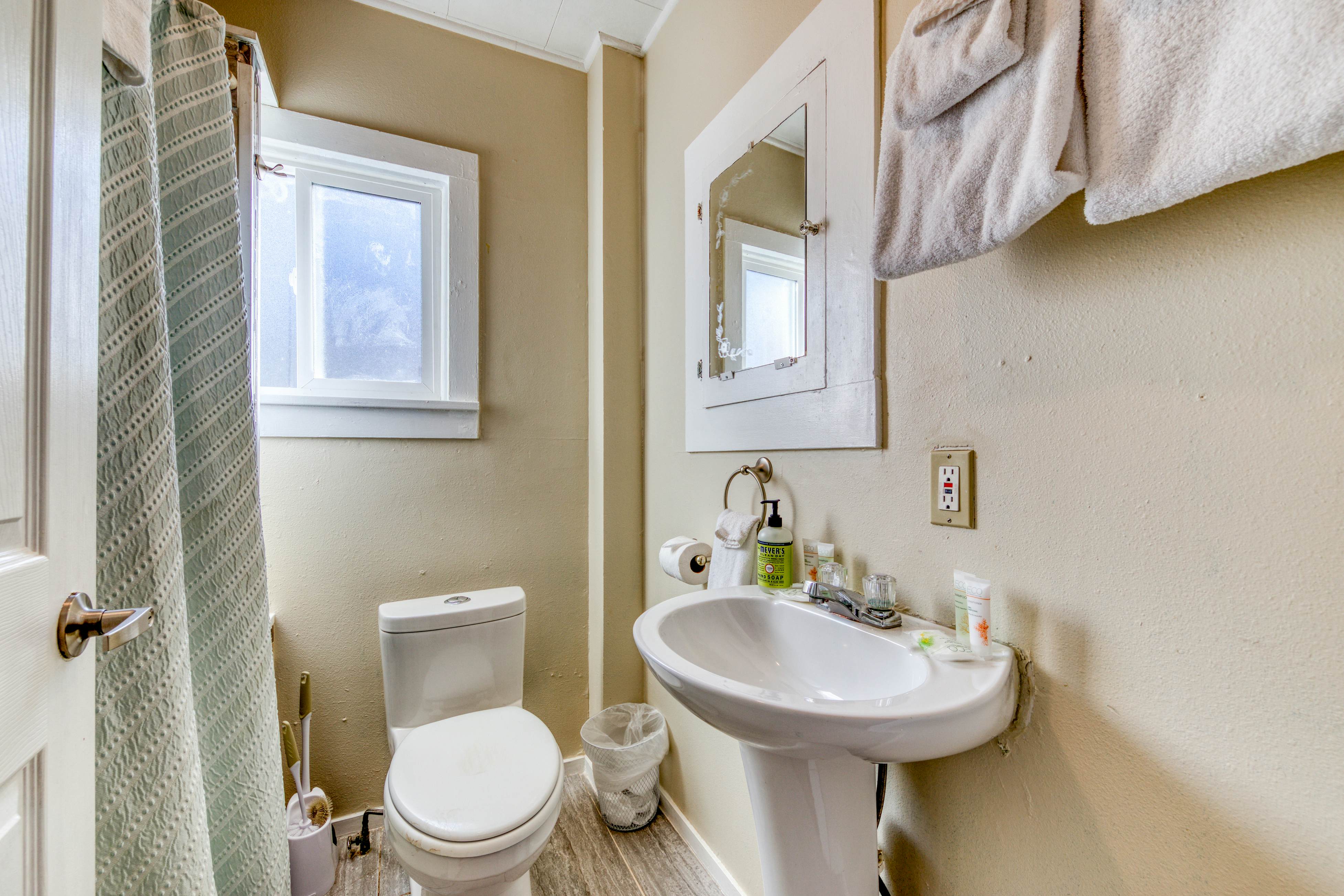 Four Dog-Friendly Rentals Near Beach Access - Ideal for Multi-Families