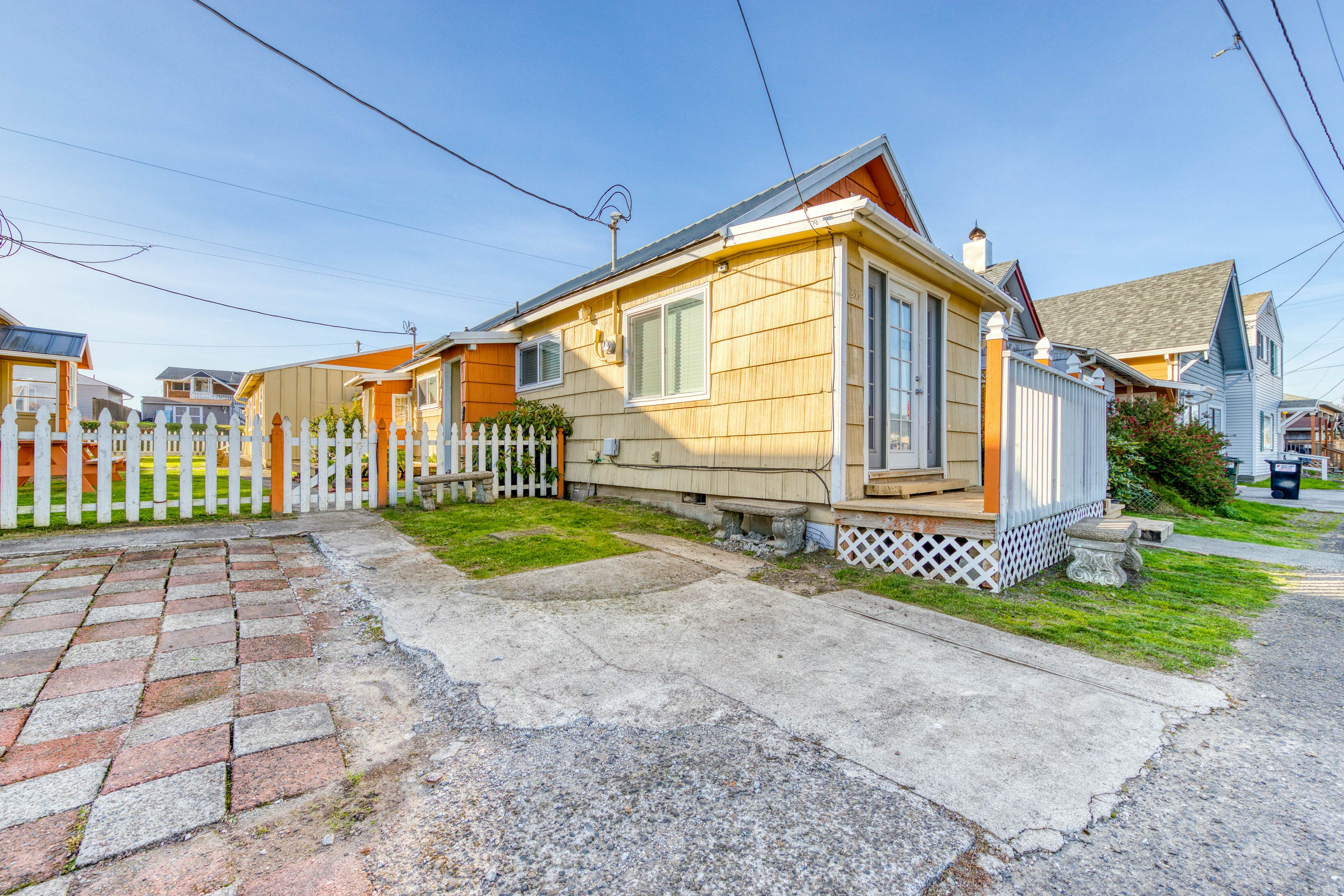 Four Dog-Friendly Rentals Near Beach Access - Ideal for Multi-Families