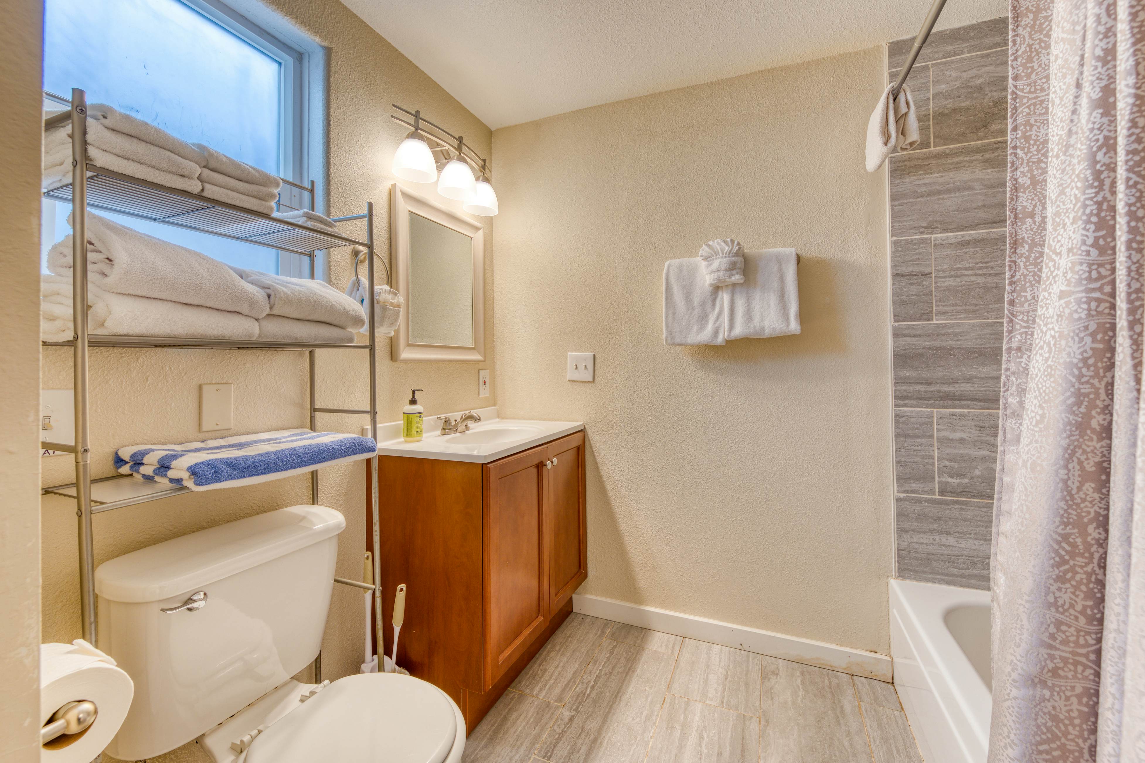 Four Dog-Friendly Rentals Near Beach Access - Ideal for Multi-Families