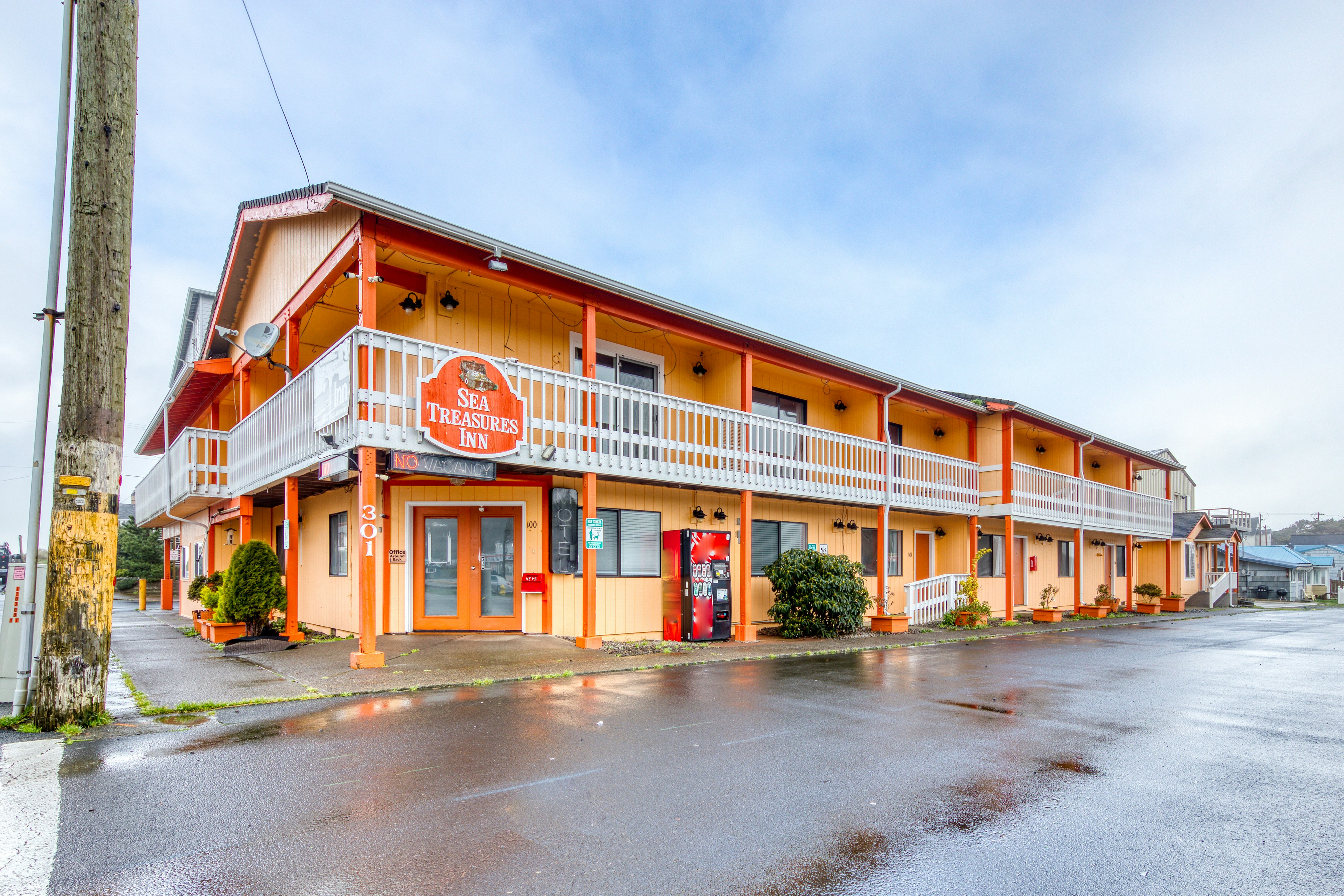 Dog-friendly motel w/ kitchens & kitchenettes and WiFi - walk to the beach
