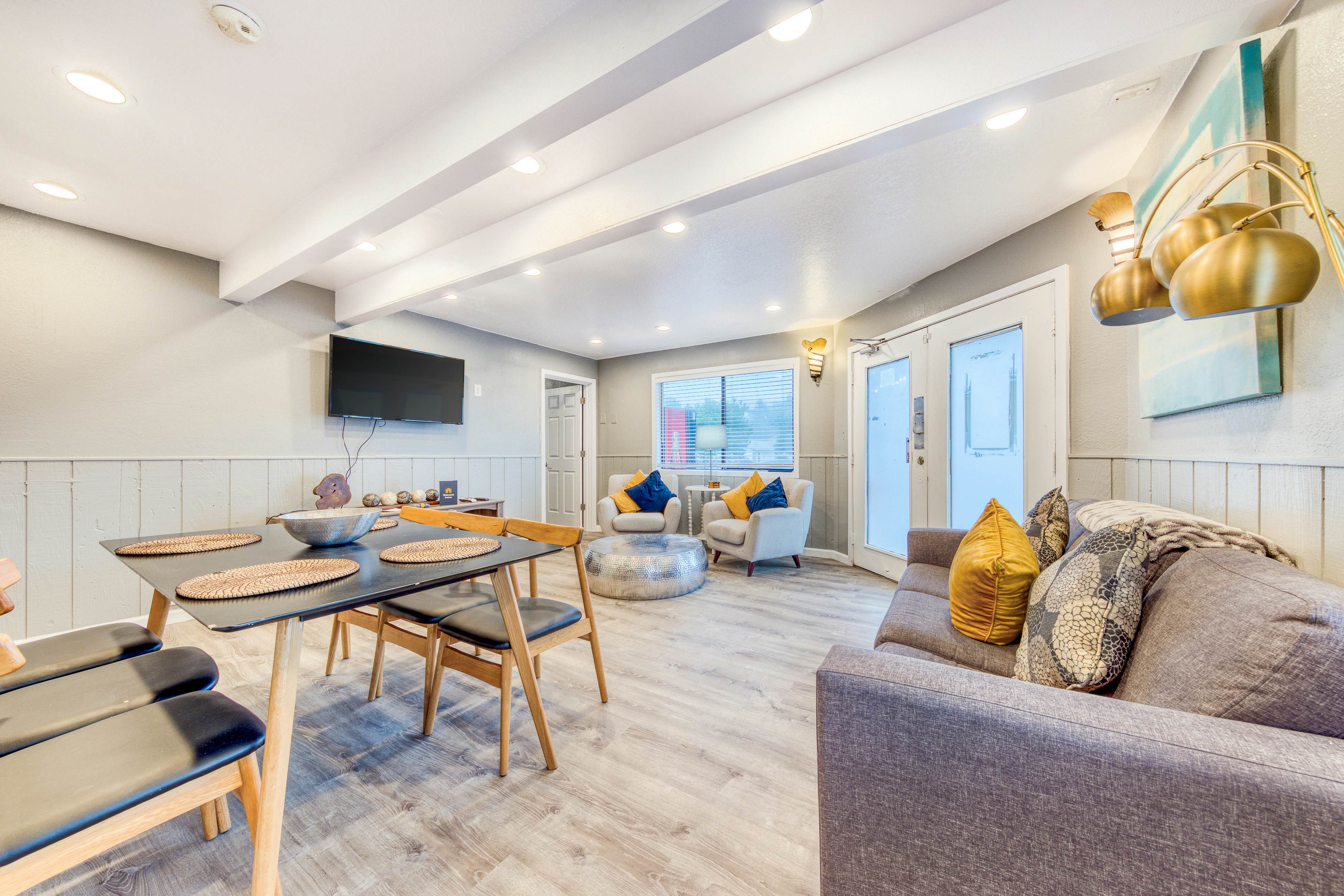 Dog-friendly motel w/ kitchens & kitchenettes and WiFi - walk to the beach