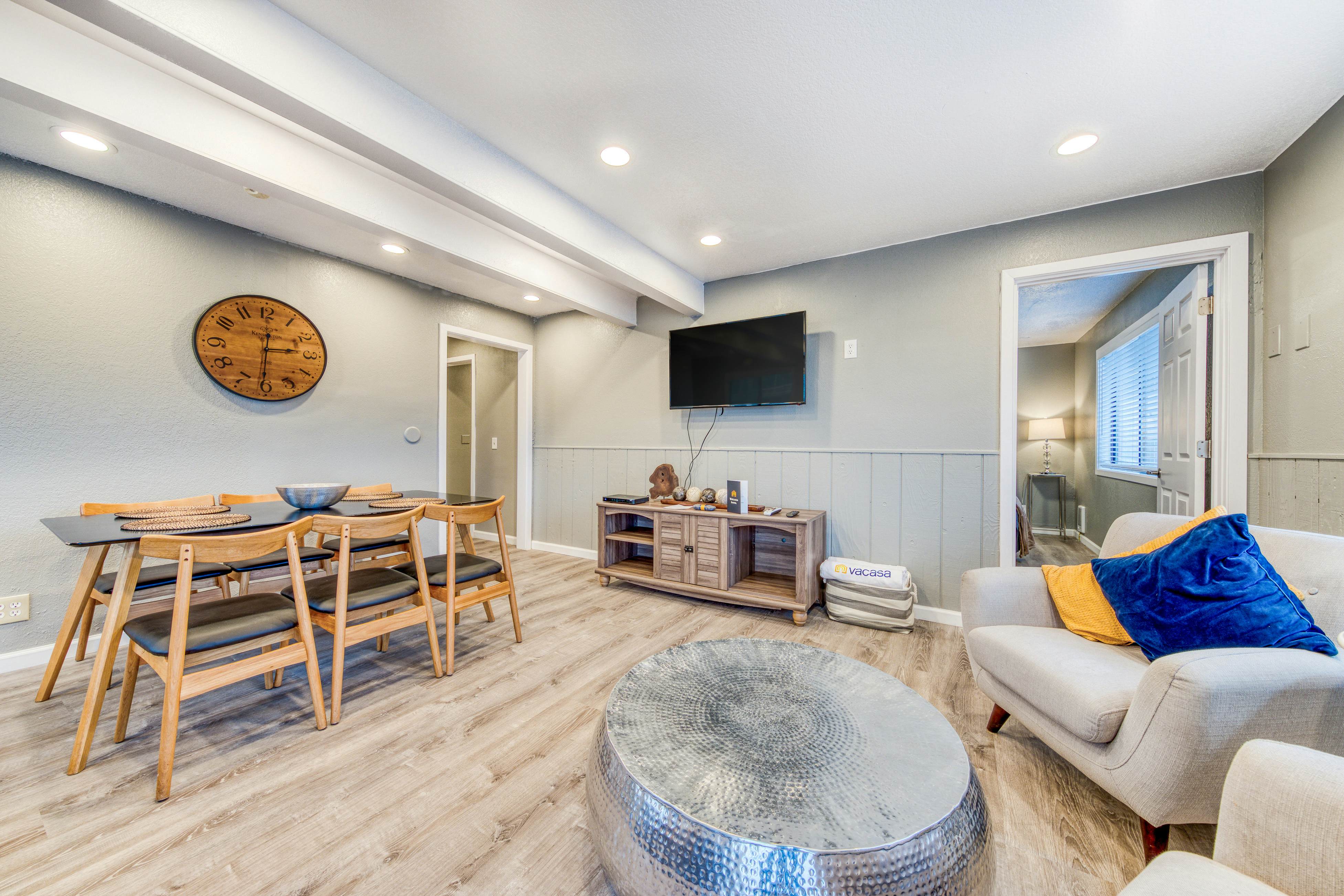 Dog-friendly motel w/ kitchens & kitchenettes and WiFi - walk to the beach