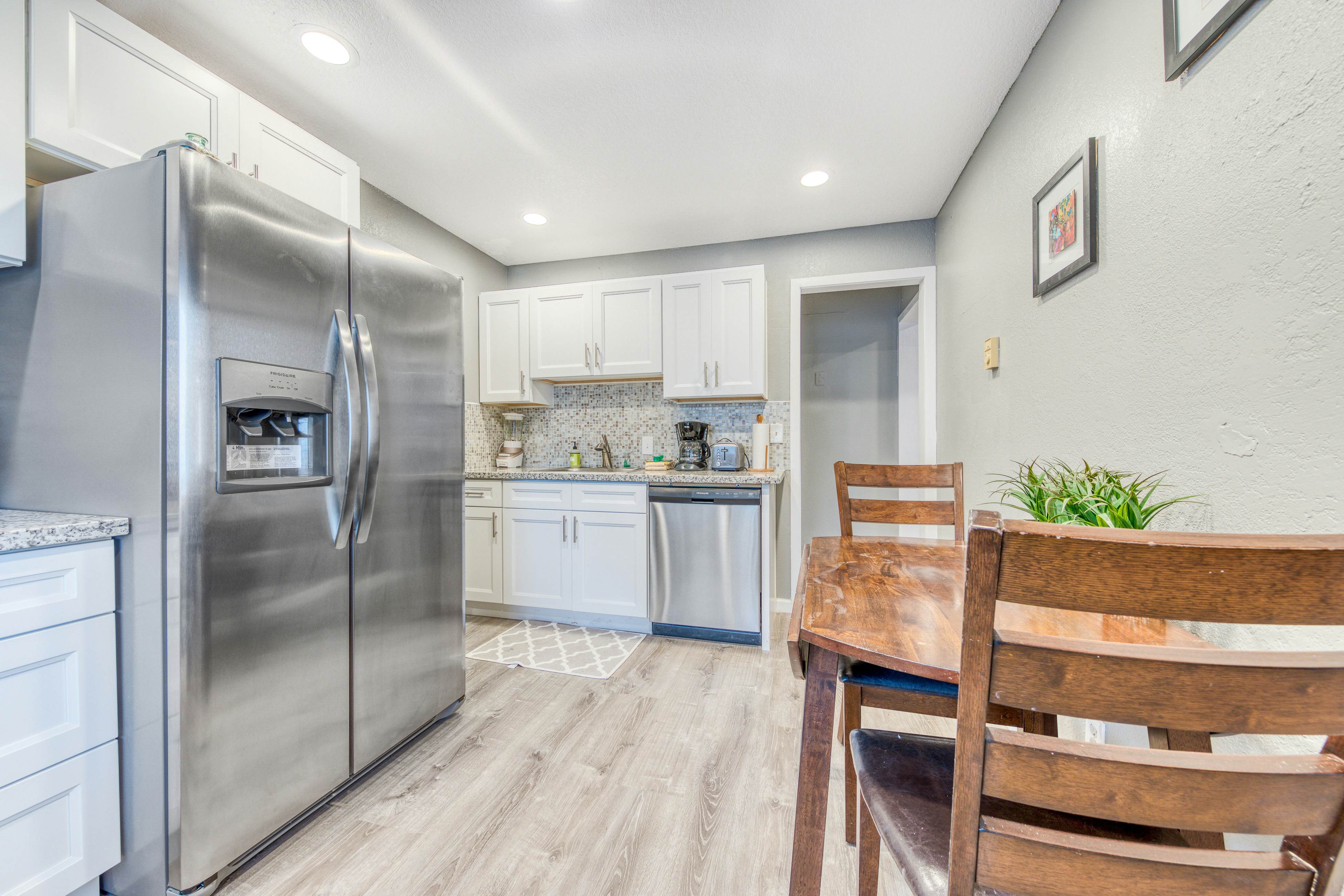 Dog-friendly motel w/ kitchens & kitchenettes and WiFi - walk to the beach