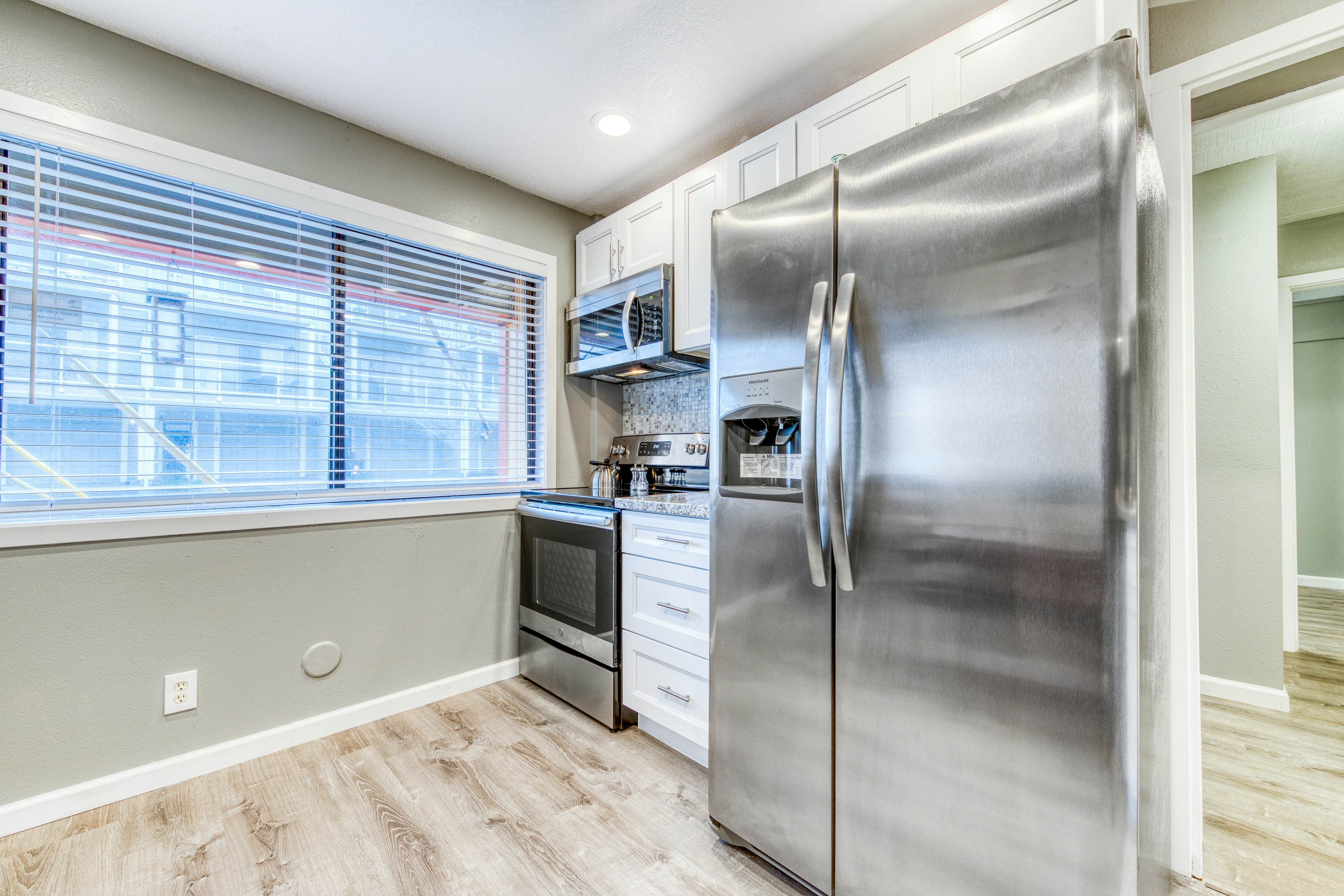 Dog-friendly motel w/ kitchens & kitchenettes and WiFi - walk to the beach