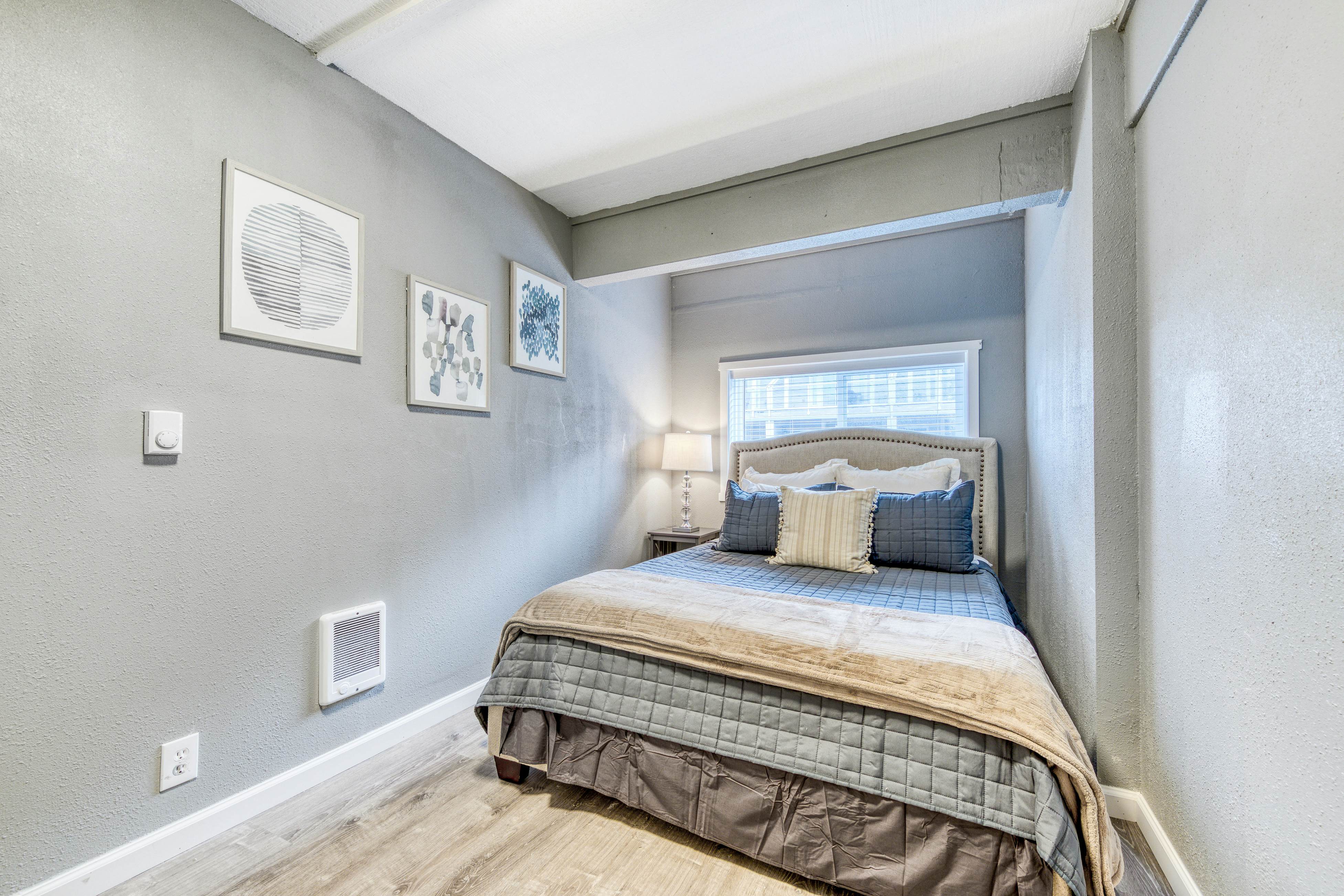 Dog-friendly motel w/ kitchens & kitchenettes and WiFi - walk to the beach