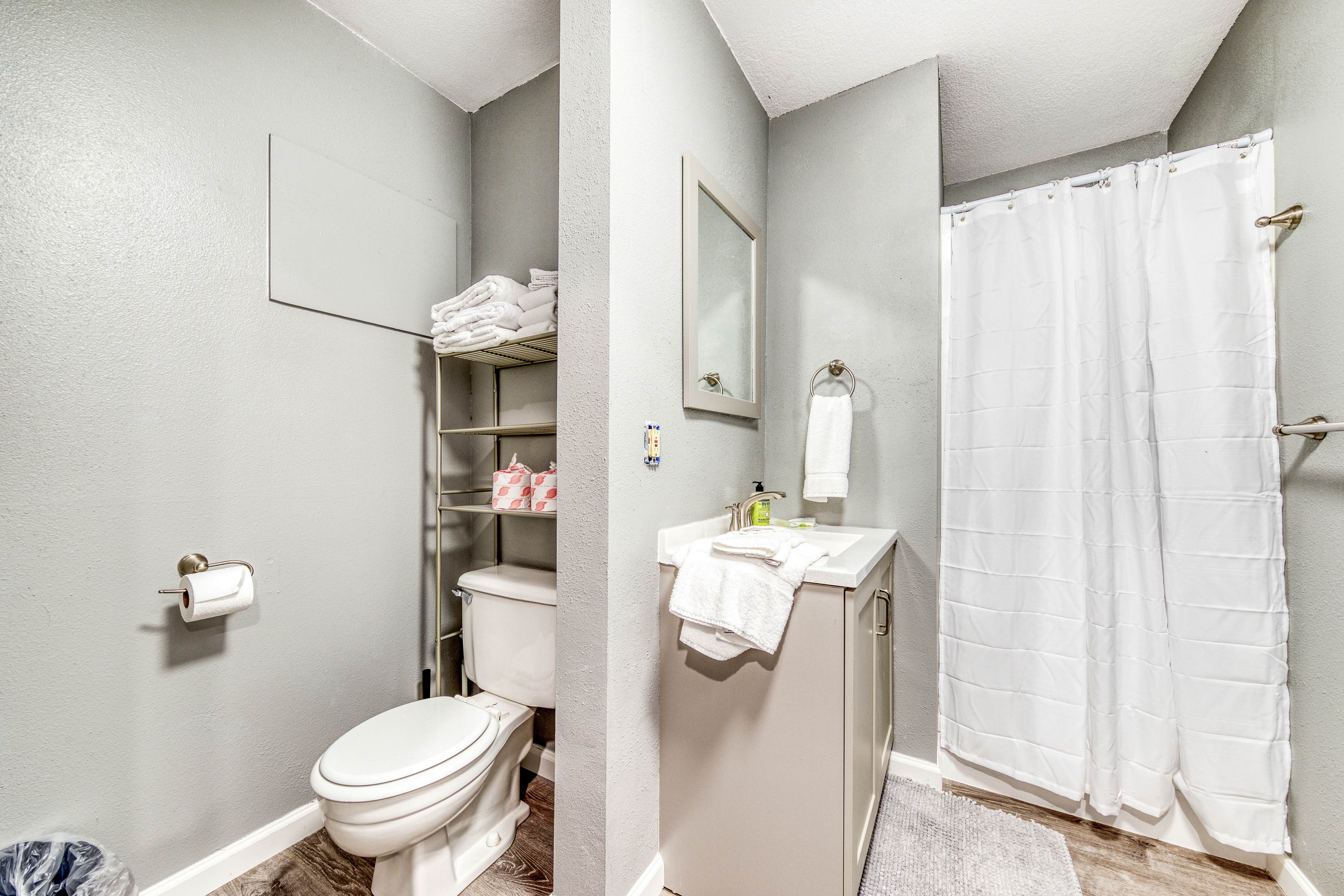 Dog-friendly motel w/ kitchens & kitchenettes and WiFi - walk to the beach