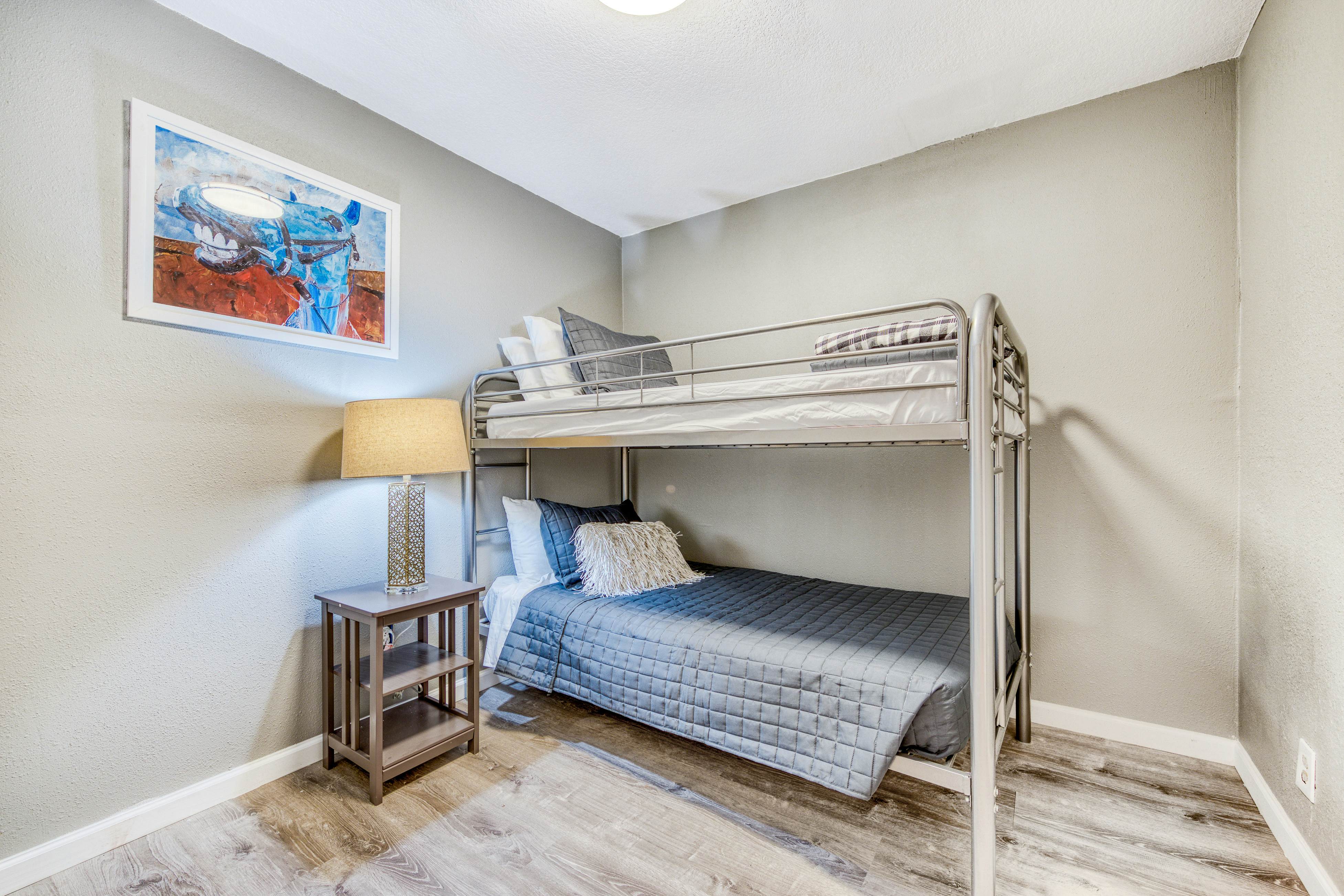 Dog-friendly motel w/ kitchens & kitchenettes and WiFi - walk to the beach